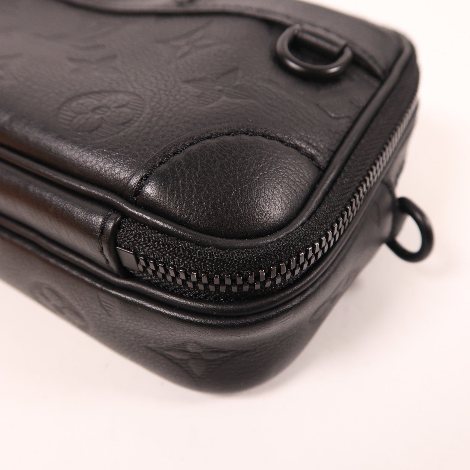 LOUIS VUITTON Monogram Shadow Alpha Wearable Wallet肩背袋
