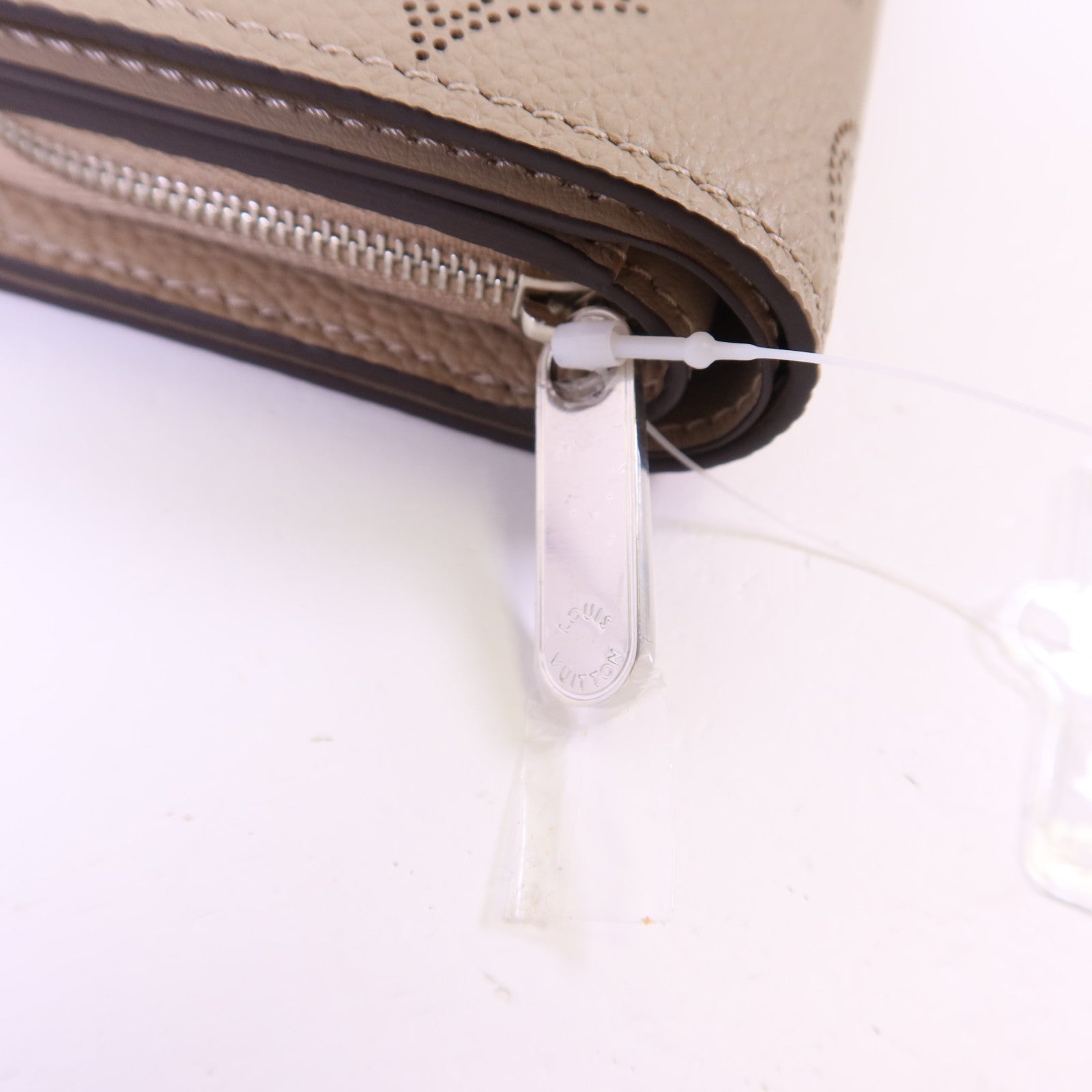 LOUIS VUITTON Mahina Clea銀扣錢包