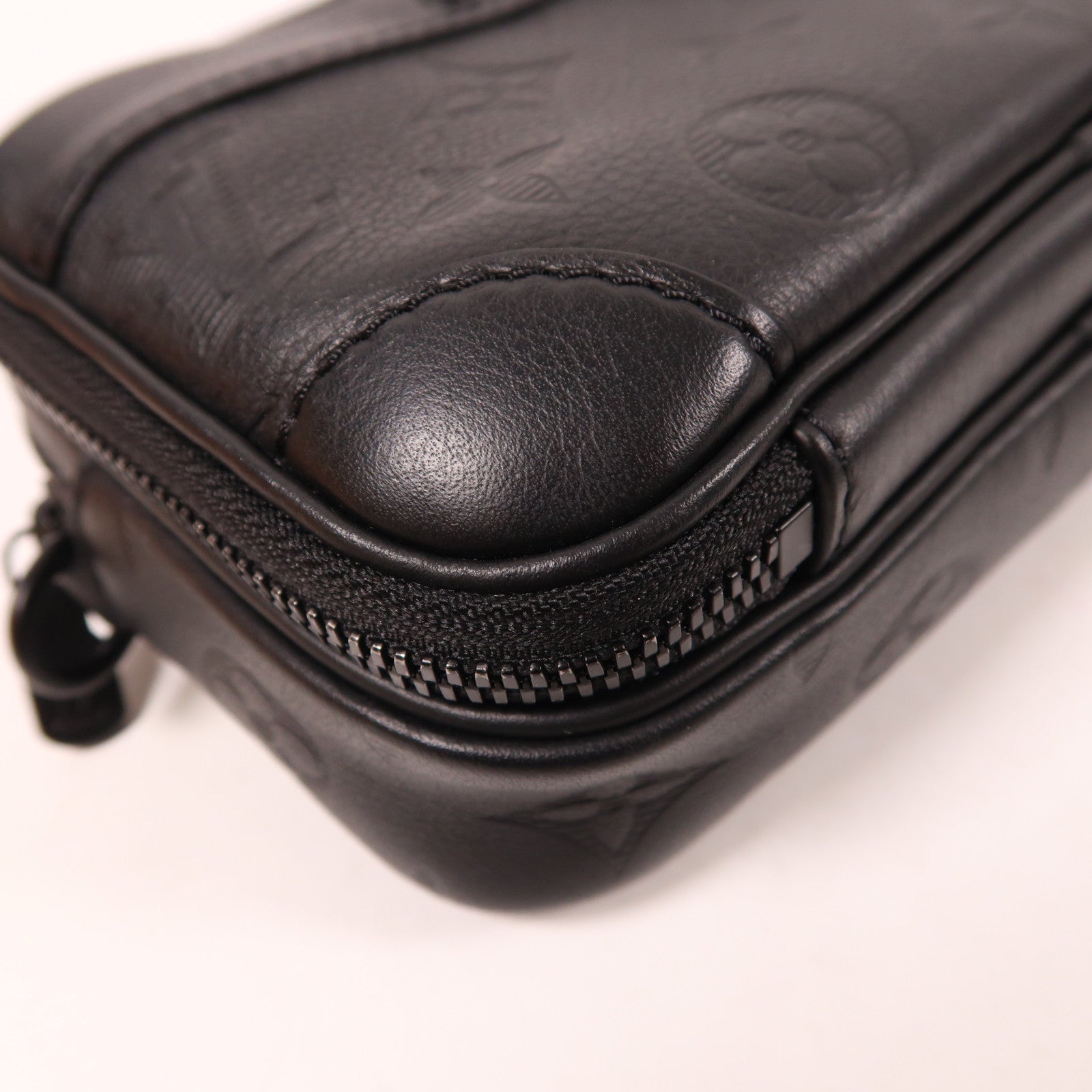 LOUIS VUITTON Monogram Shadow Alpha Wearable Wallet肩背袋