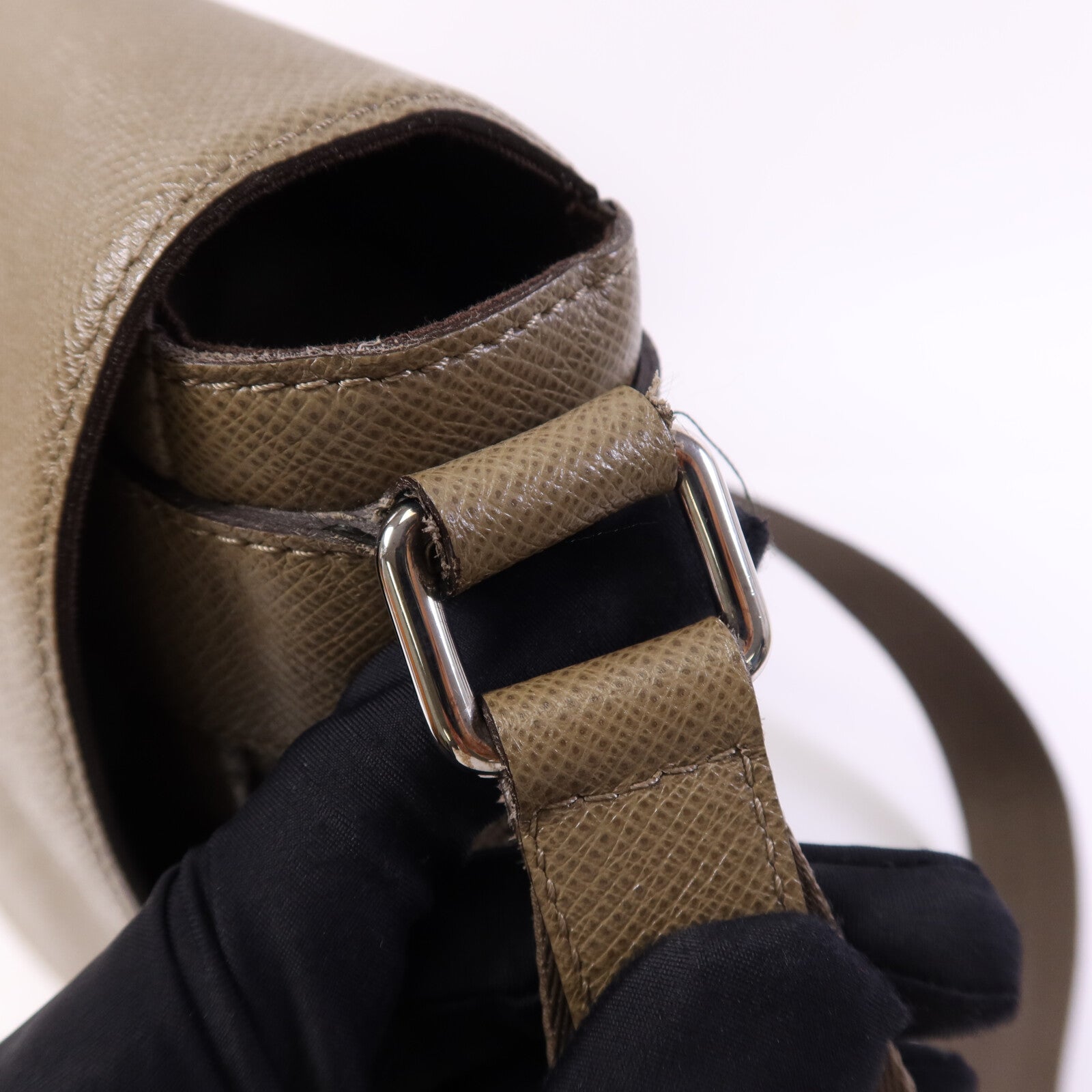 LOUIS VUITTON Taiga Roman MM銀扣肩背袋