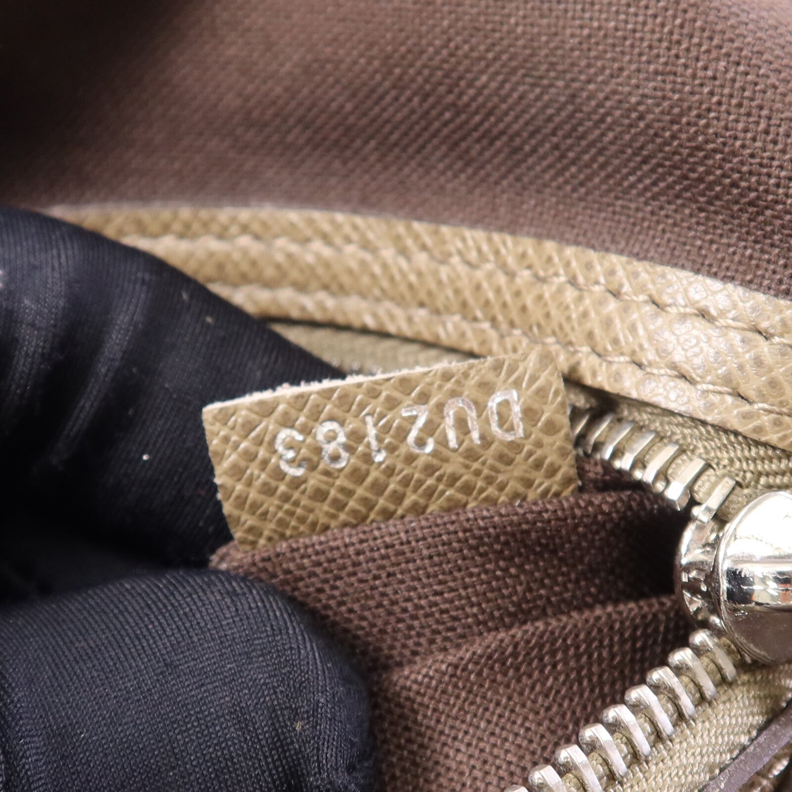 LOUIS VUITTON Taiga Roman MM銀扣肩背袋