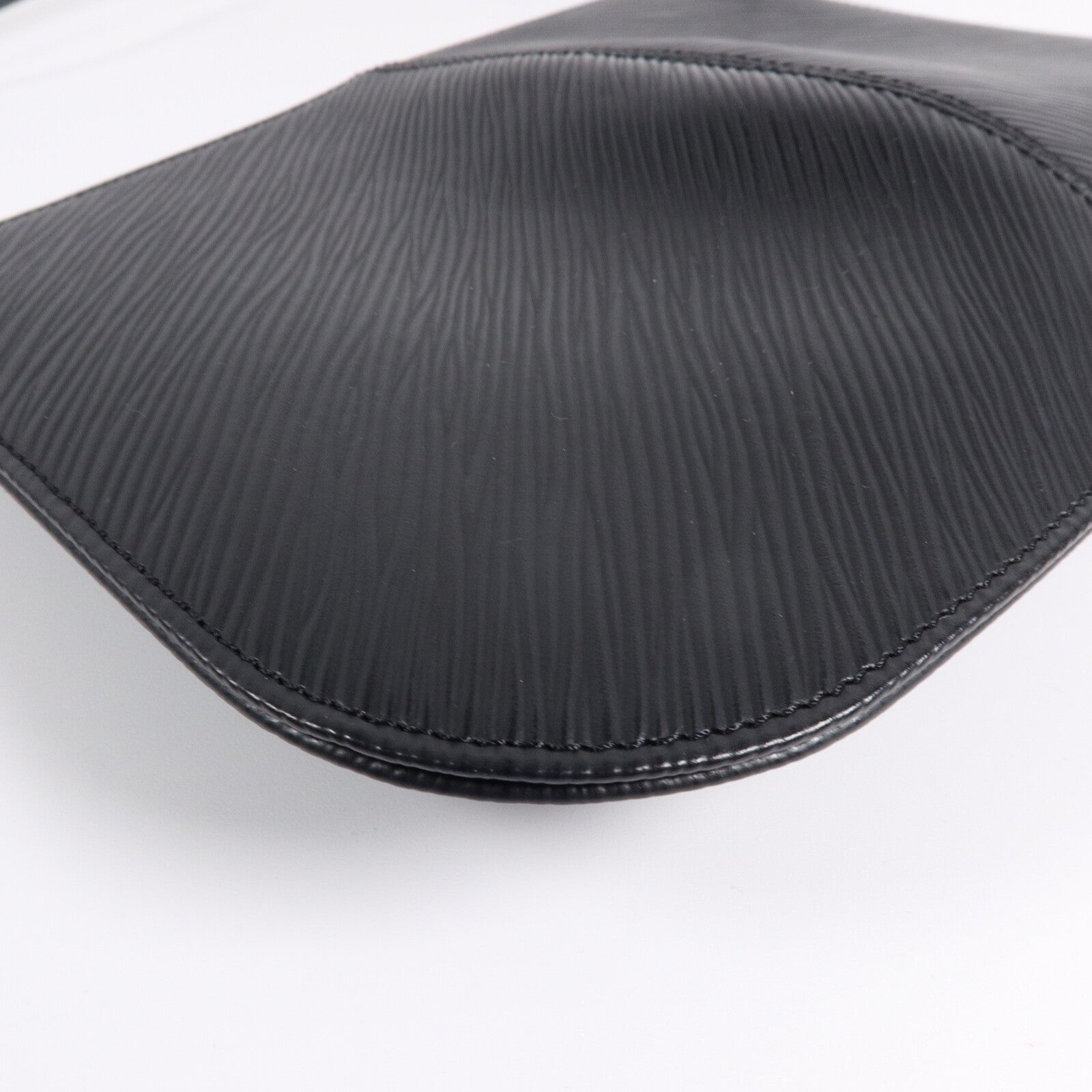 LOUIS VUITTON Epi Pochette Demi Lune肩背袋