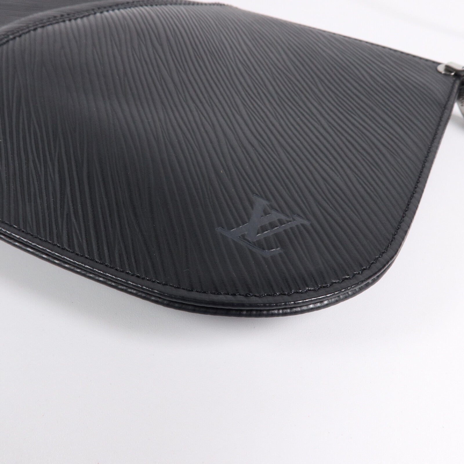 LOUIS VUITTON Epi Pochette Demi Lune肩背袋