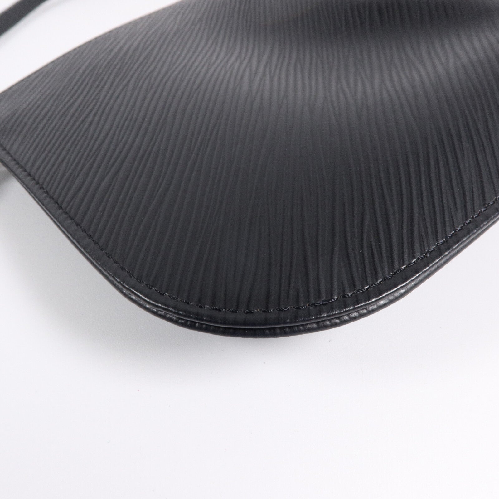 LOUIS VUITTON Epi Pochette Demi Lune肩背袋