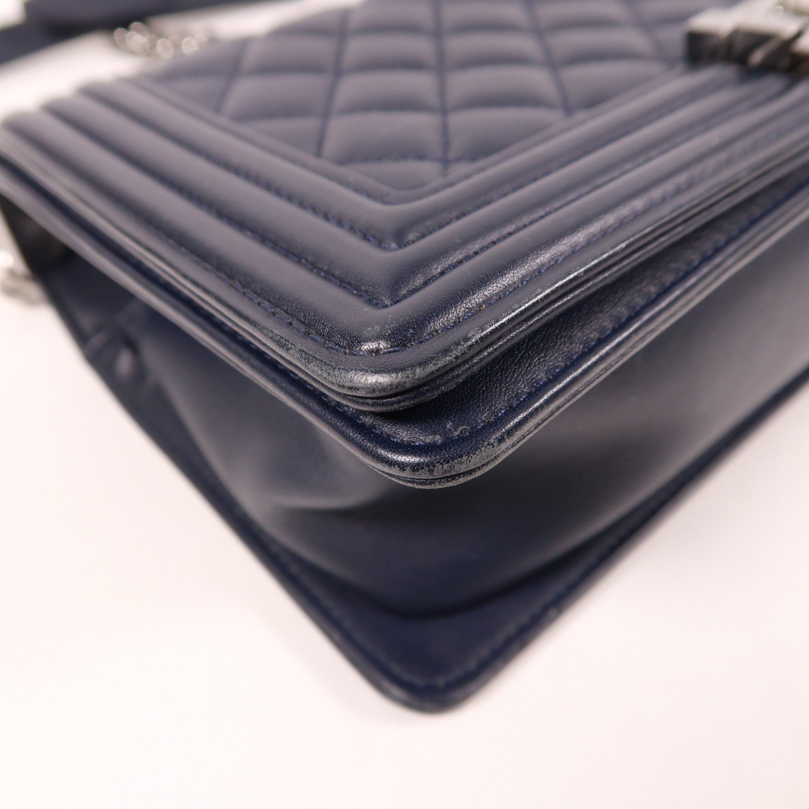 CHANEL 牛皮皮革Boy Chanel銀扣鏈帶肩背袋