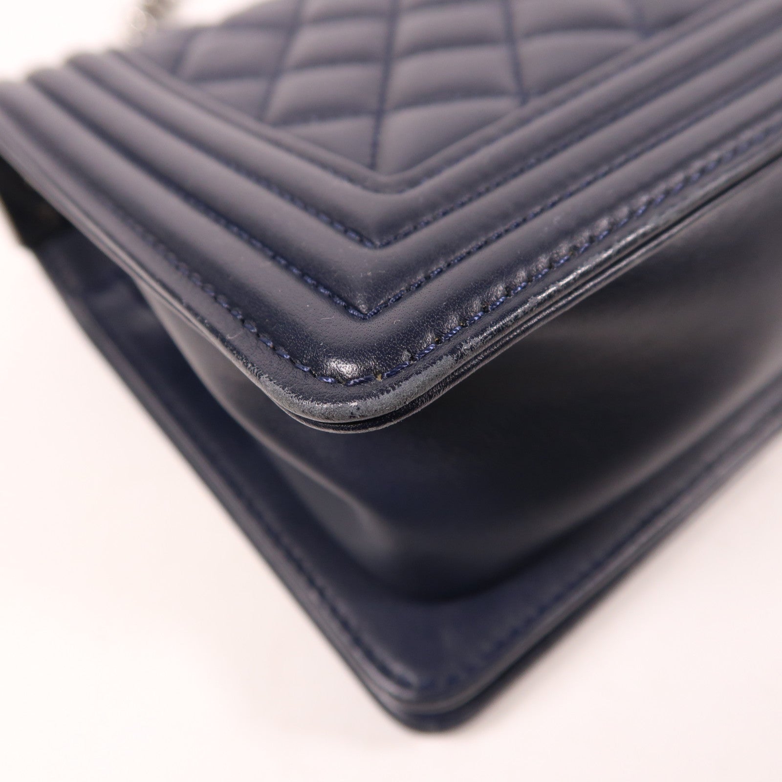 CHANEL 牛皮皮革Boy Chanel銀扣鏈帶肩背袋