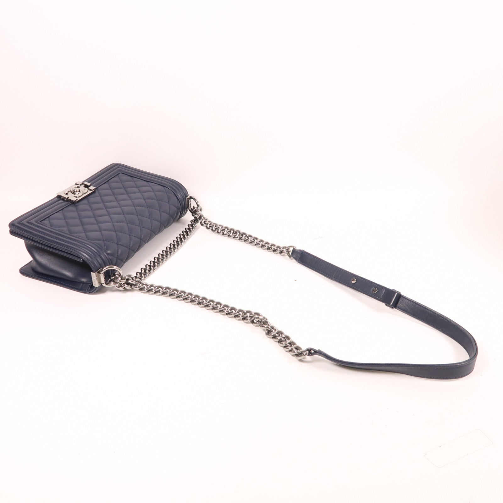 CHANEL 牛皮皮革Boy Chanel銀扣鏈帶肩背袋