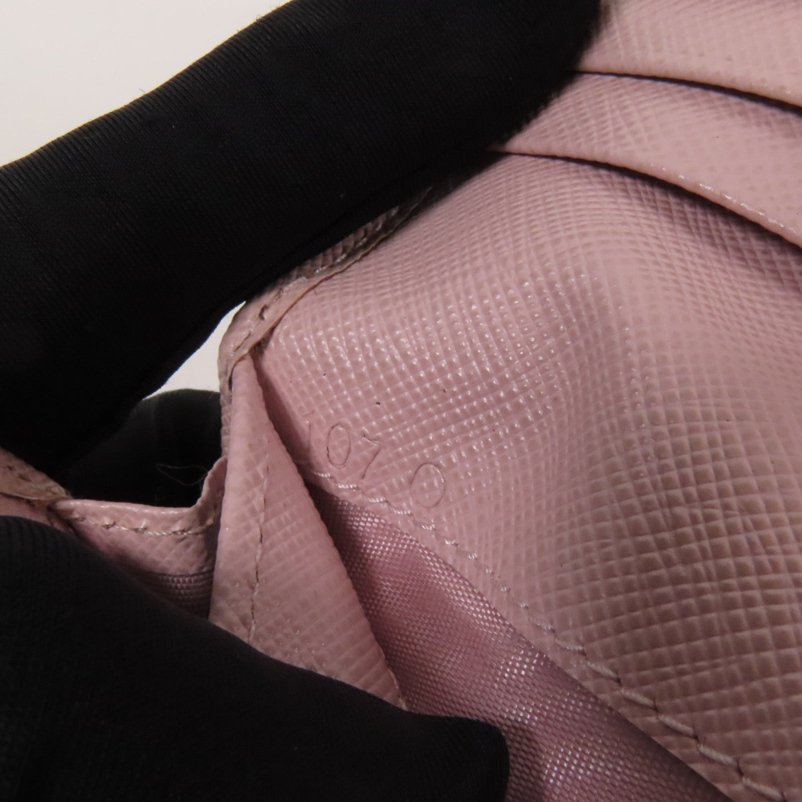 PRADA Saffiano皮革Wallet銀扣錢包