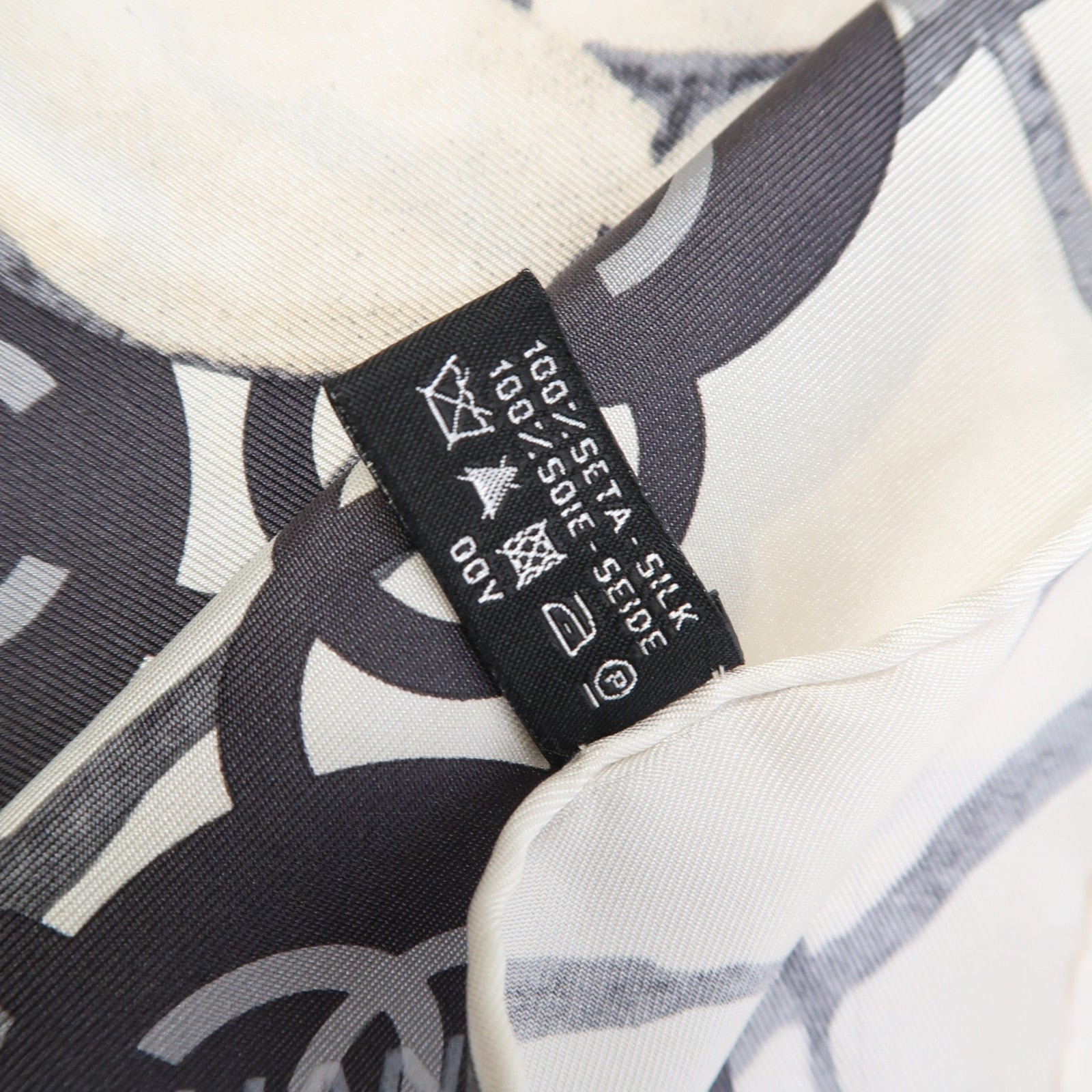 CHANEL 絲質Square Scarf絲巾黑色/白色