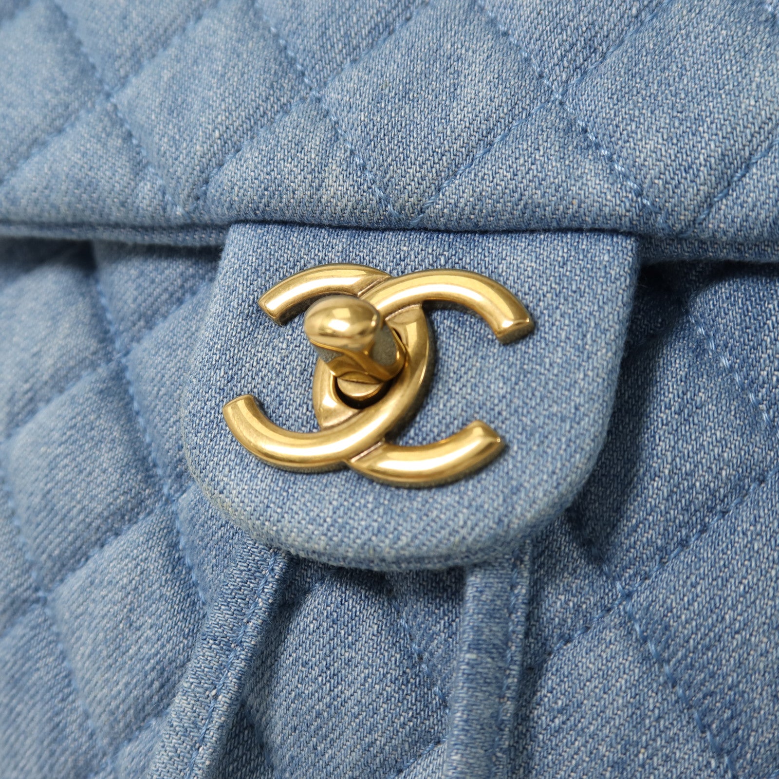CHANEL 牛仔布Chain Backpack金扣鏈帶背包
