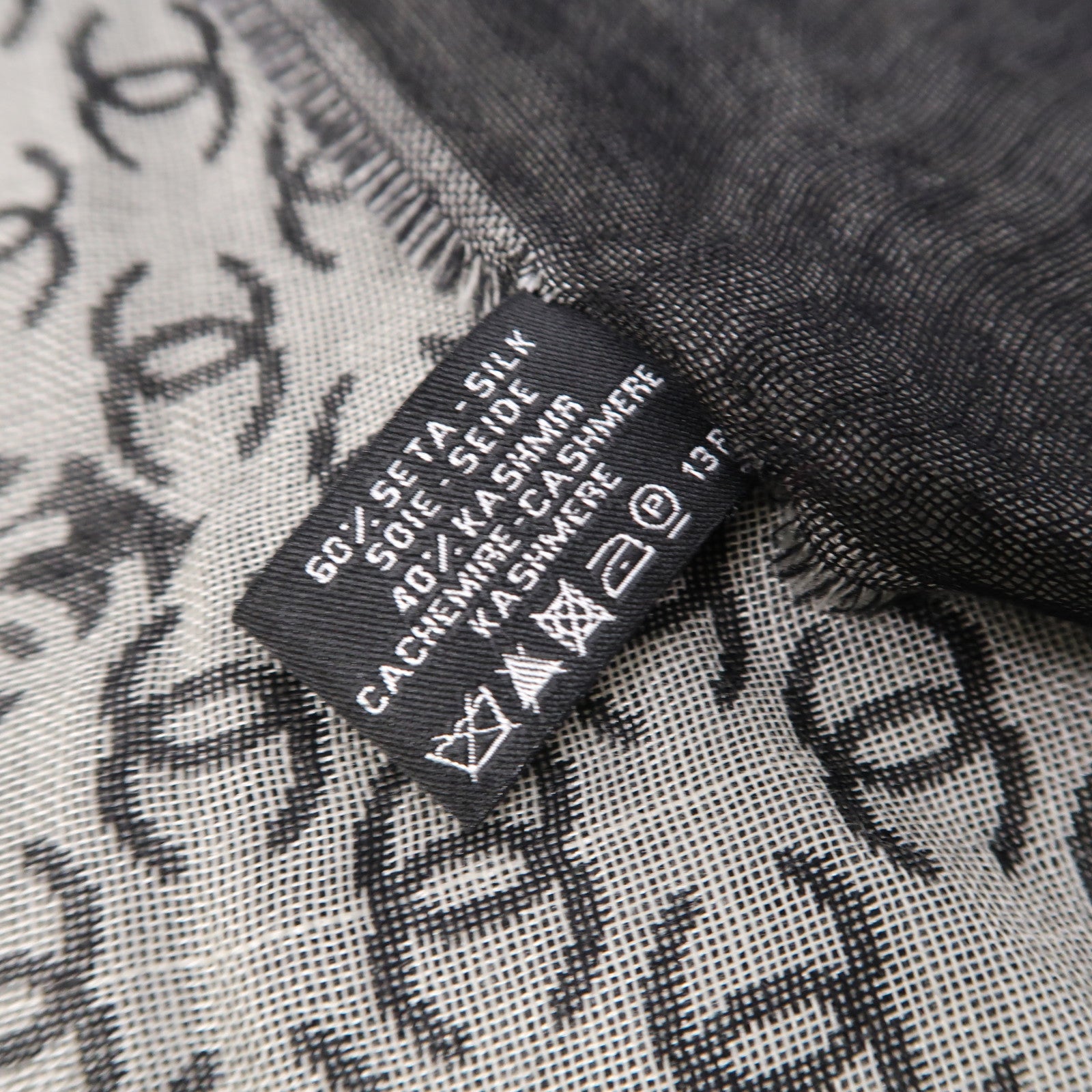 CHANEL 【激減優惠】絲質/羊絨Scarf圍巾黑色/白色