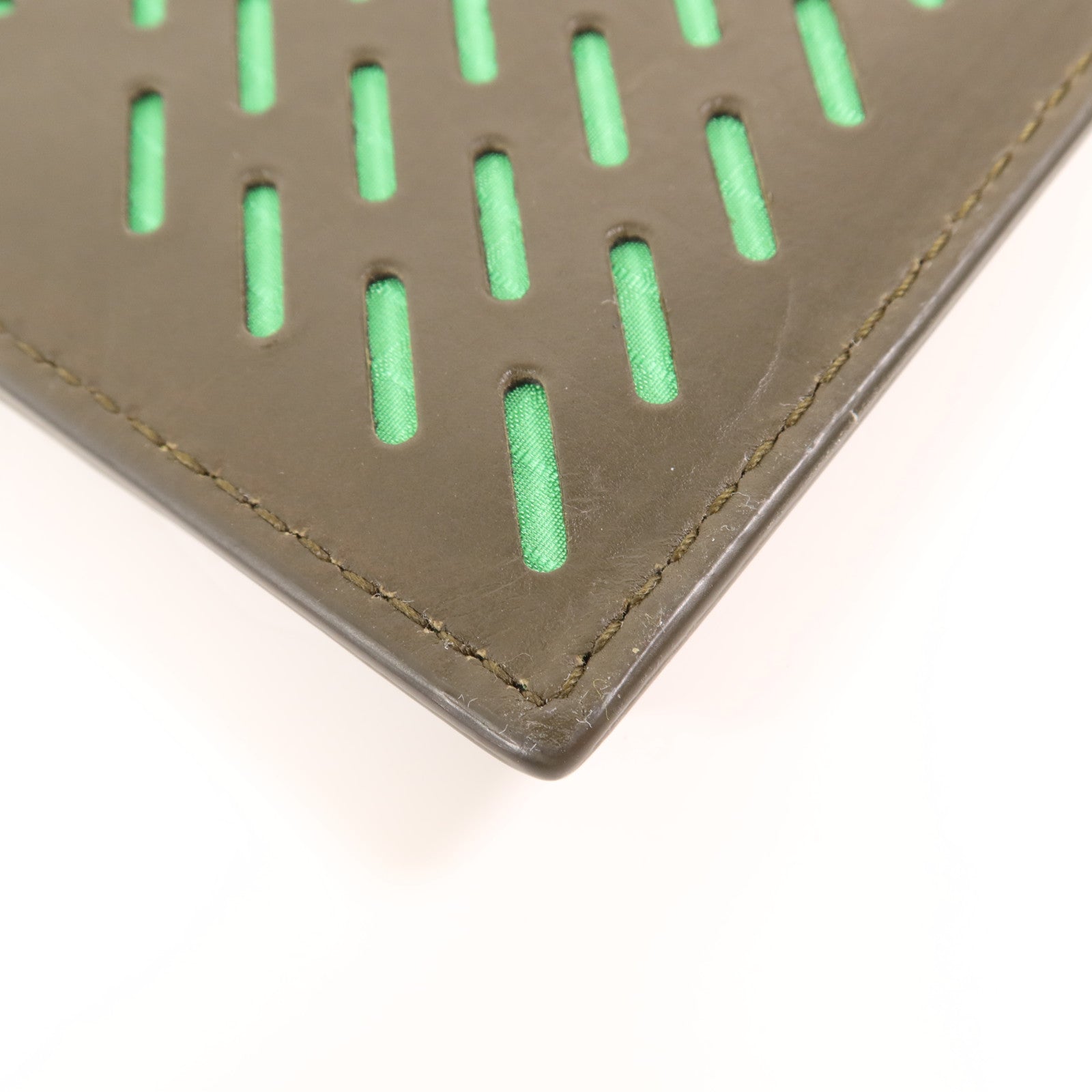 BOTTEGA VENETA 皮革Phone Bag銀扣肩背袋