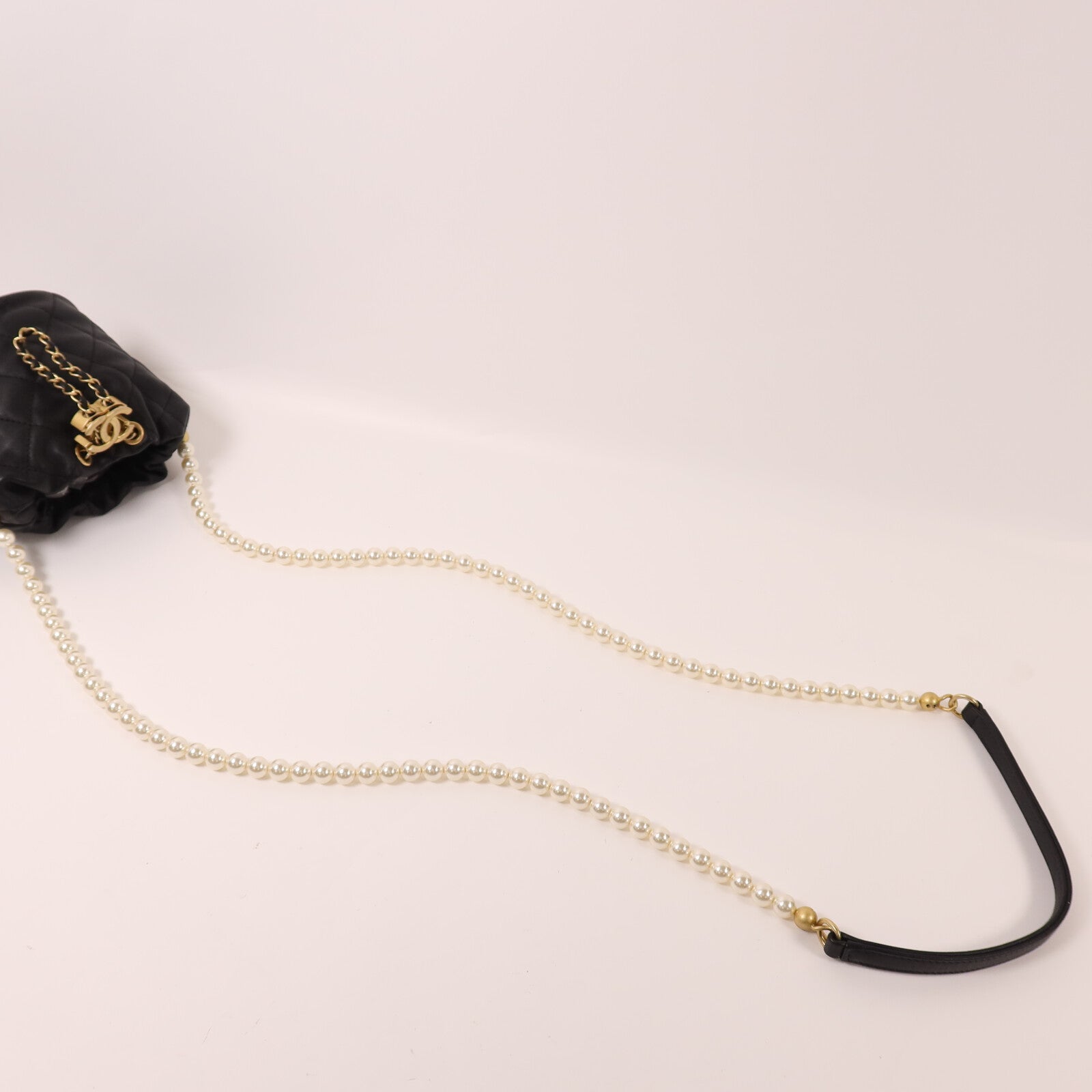 CHANEL 牛皮皮革Mini Pearl Bucket Bag金扣肩背袋