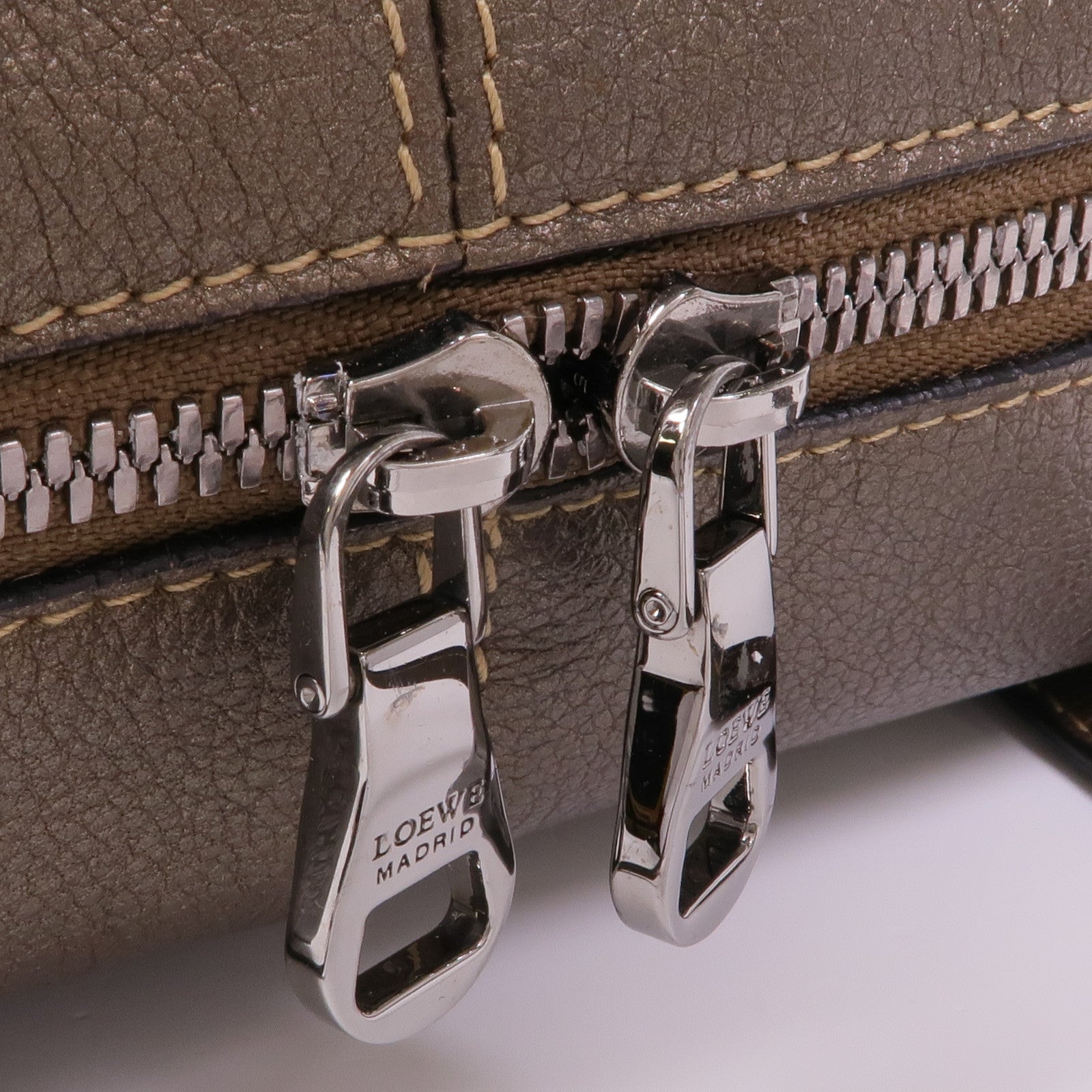 LOEWE 牛皮皮革Handbag銀扣手挽袋