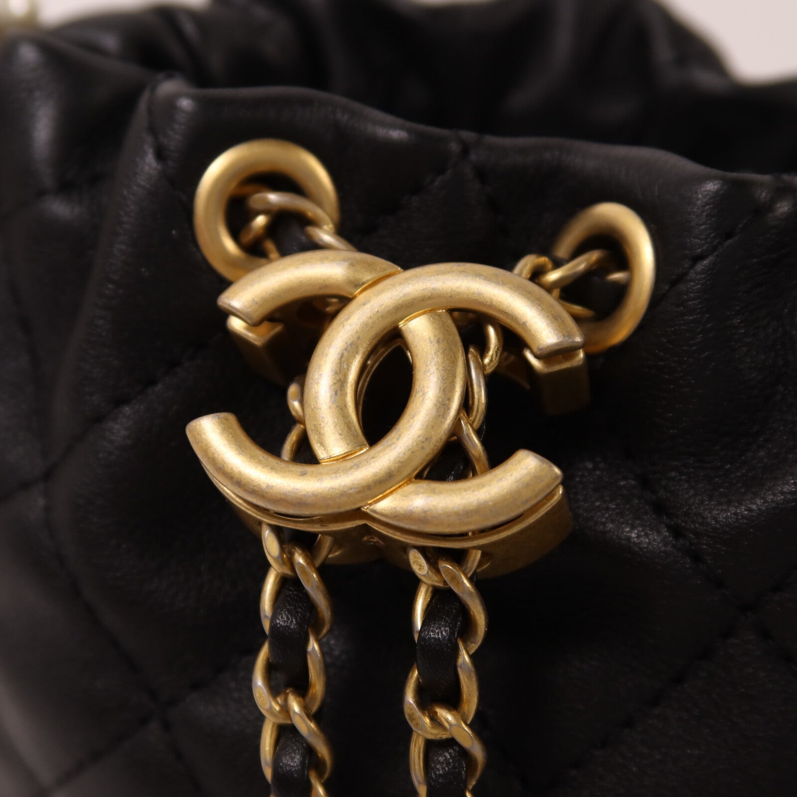 CHANEL 牛皮皮革Mini Pearl Bucket Bag金扣肩背袋