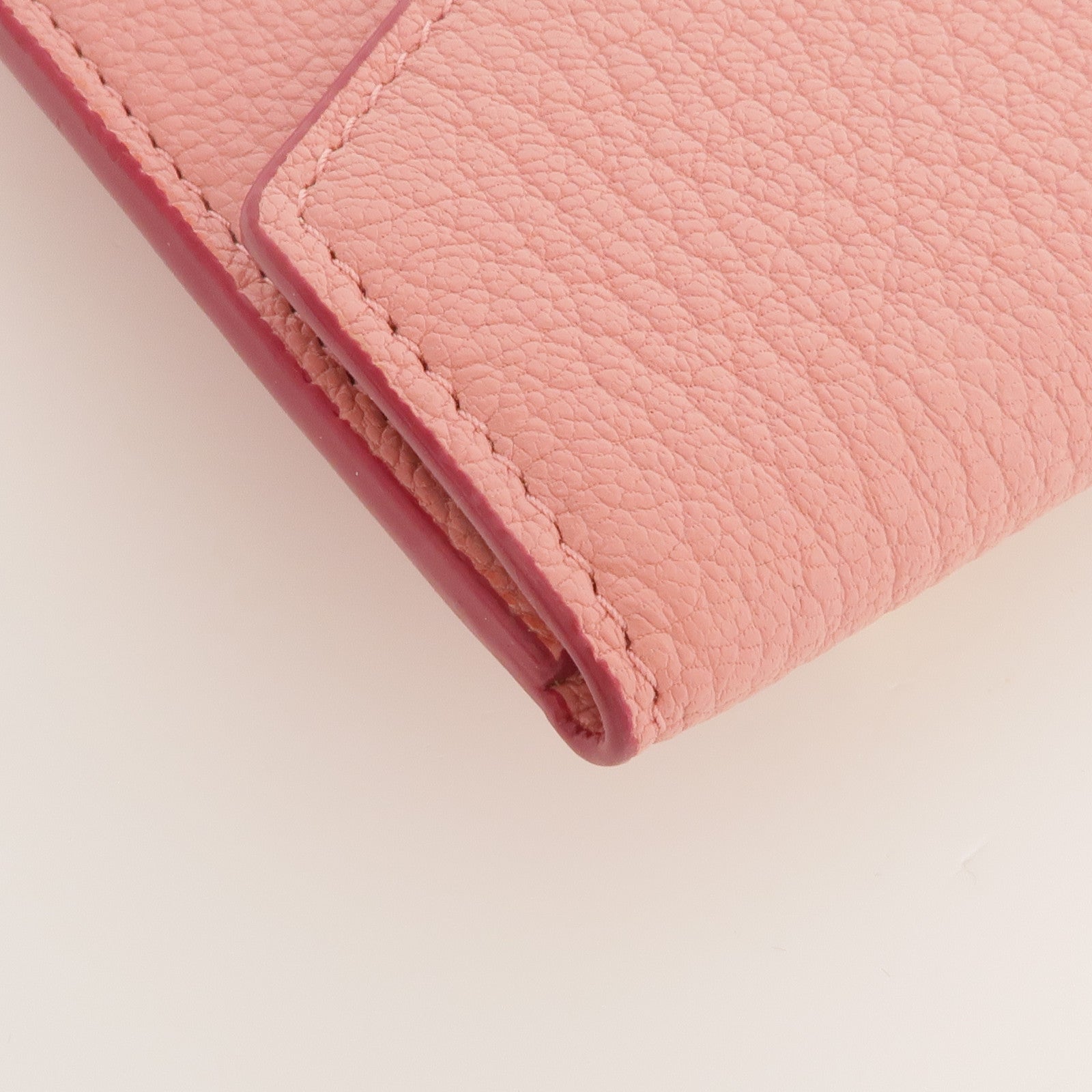 Miu Miu 牛皮皮革Pouch金扣手拿包