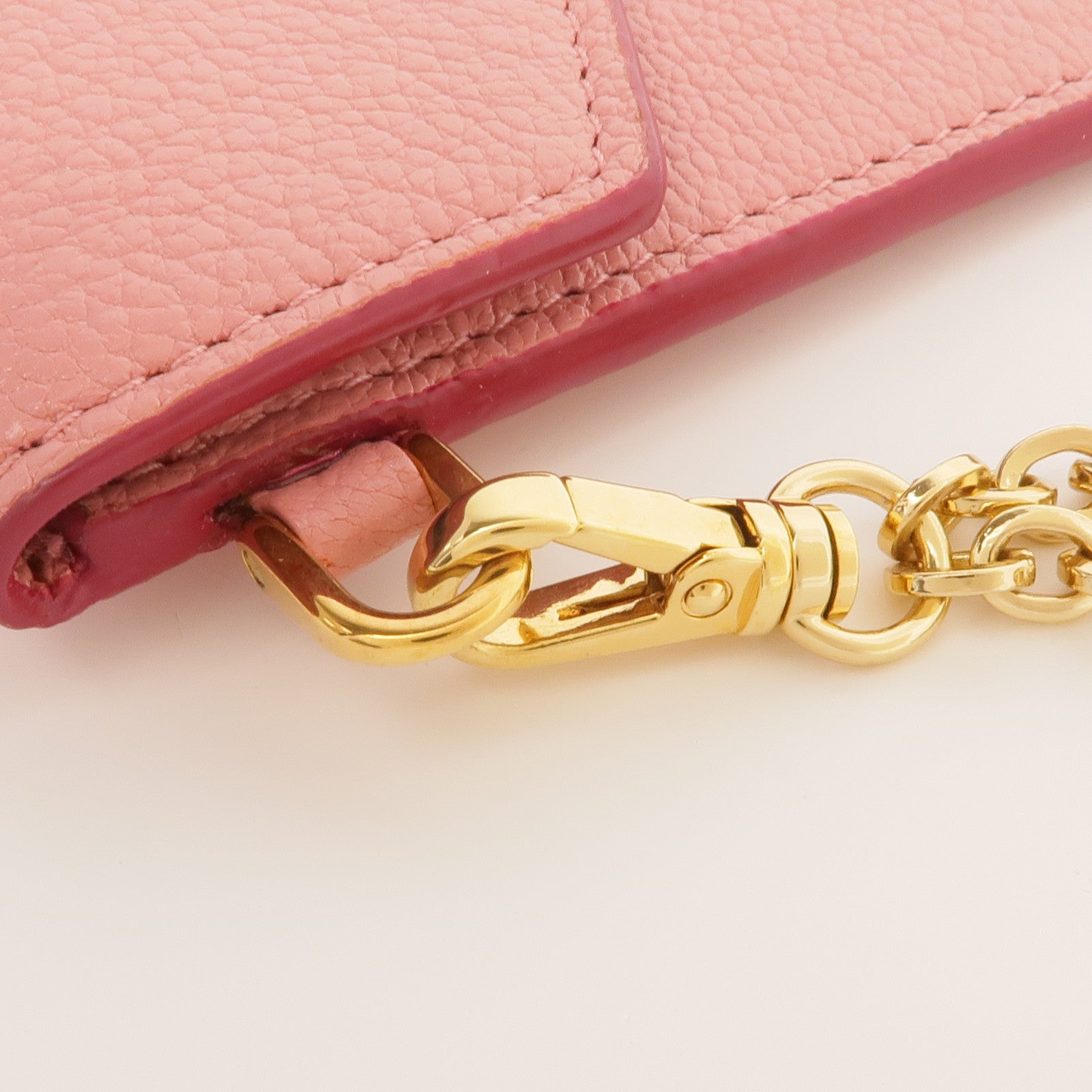 Miu Miu 牛皮皮革Pouch金扣手拿包