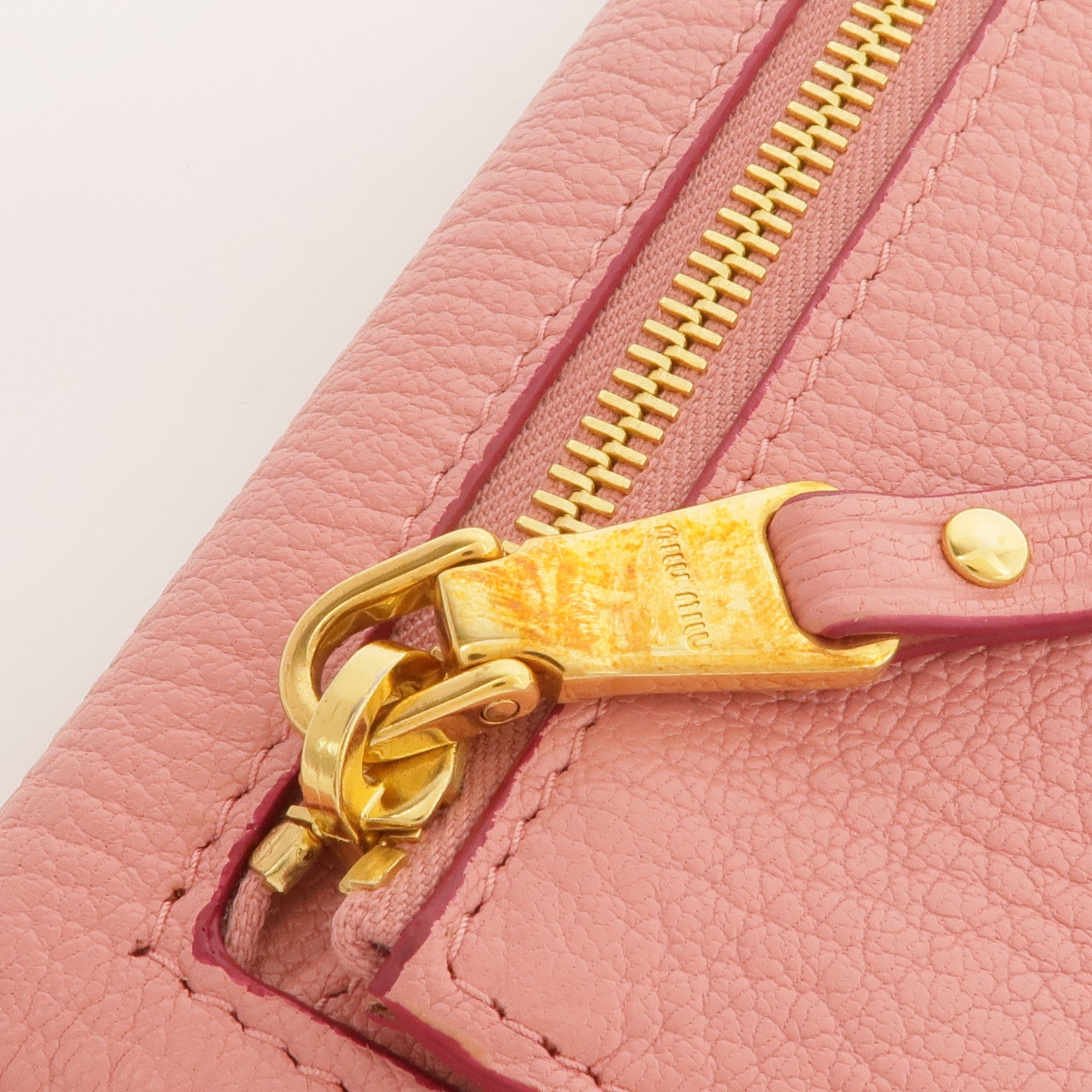 Miu Miu 牛皮皮革Pouch金扣手拿包