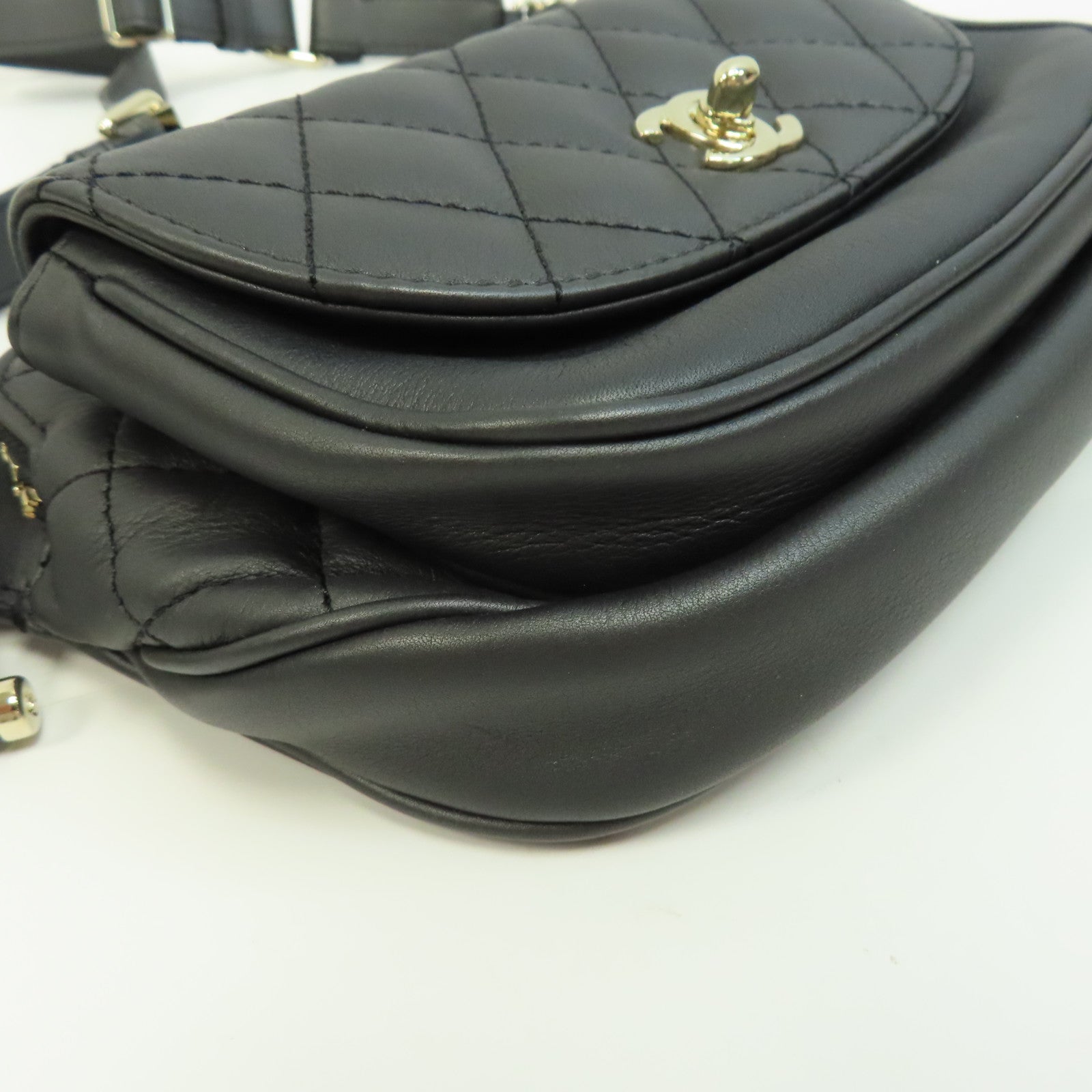 CHANEL 菱格牛皮皮革Waist Bag金釦鏈帶肩背袋黑色