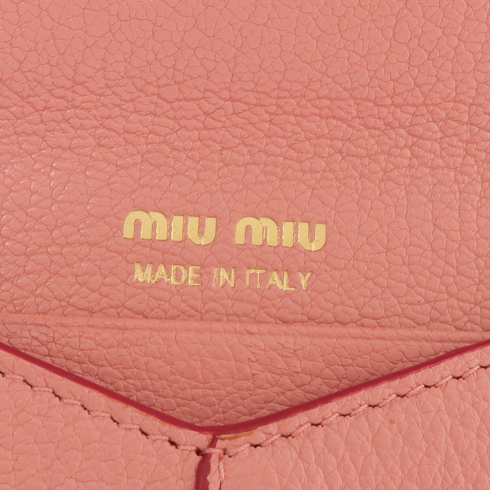 Miu Miu 牛皮皮革Pouch金扣手拿包