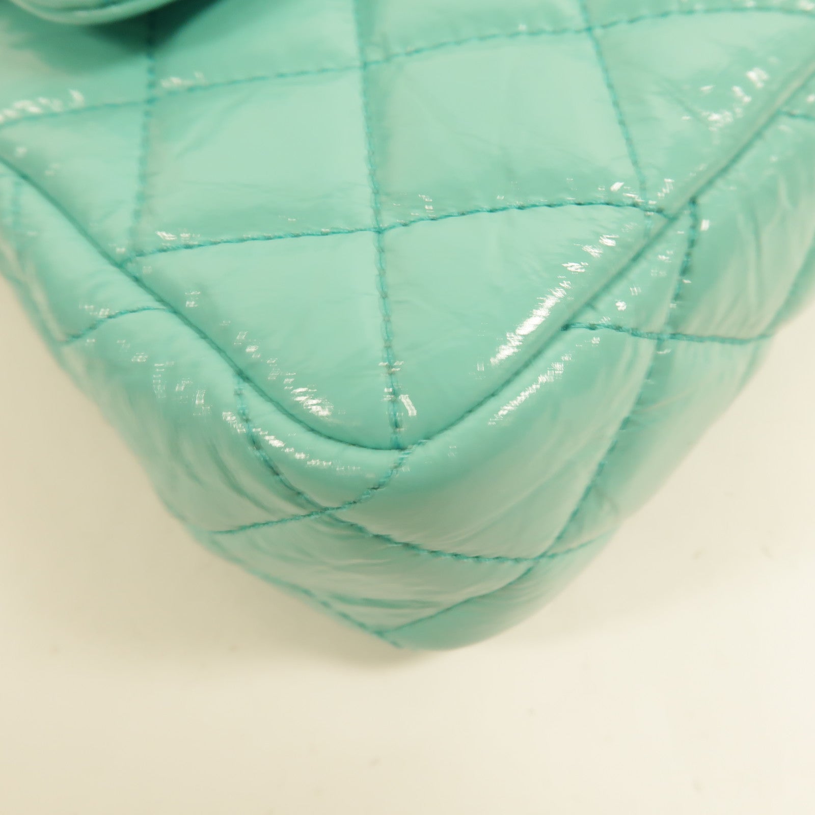 CHANEL 牛皮皮革Wavy CC Hobo鏈帶肩背袋