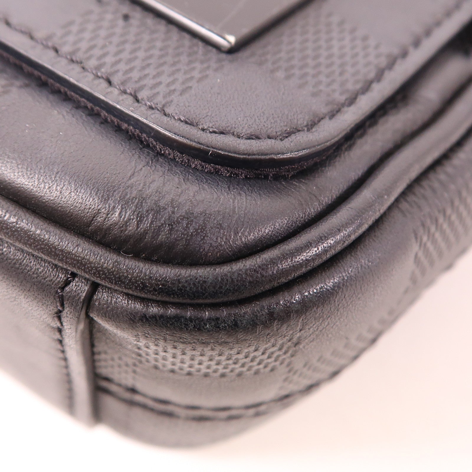 LOUIS VUITTON Damier Infini District PM銀扣肩背袋