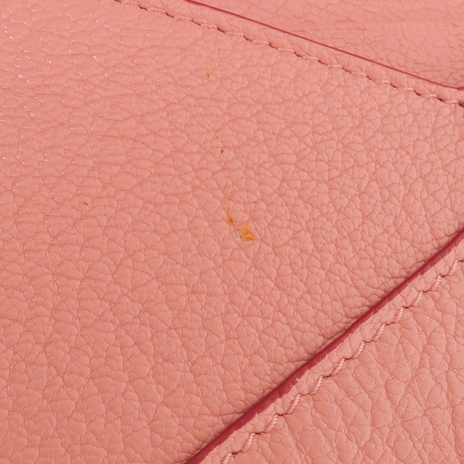 Miu Miu 牛皮皮革Pouch金扣手拿包