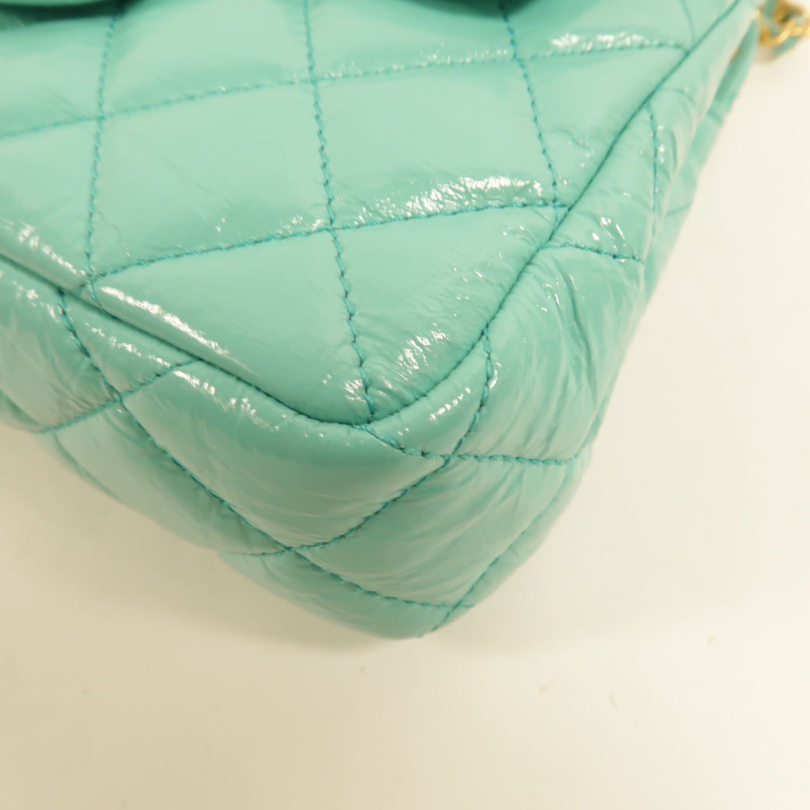 CHANEL 牛皮皮革Wavy CC Hobo鏈帶肩背袋