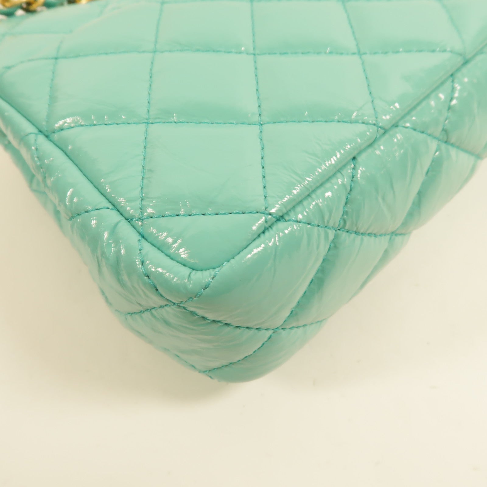 CHANEL 牛皮皮革Wavy CC Hobo鏈帶肩背袋