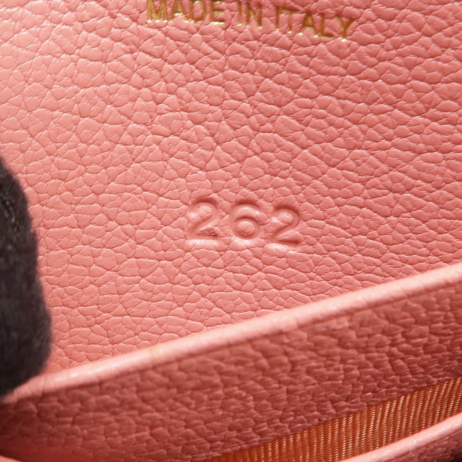 Miu Miu 牛皮皮革Pouch金扣手拿包