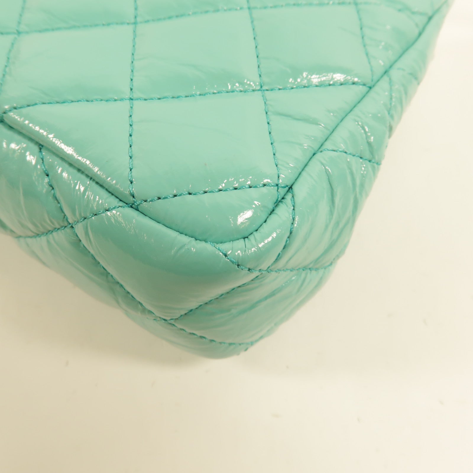 CHANEL 牛皮皮革Wavy CC Hobo鏈帶肩背袋
