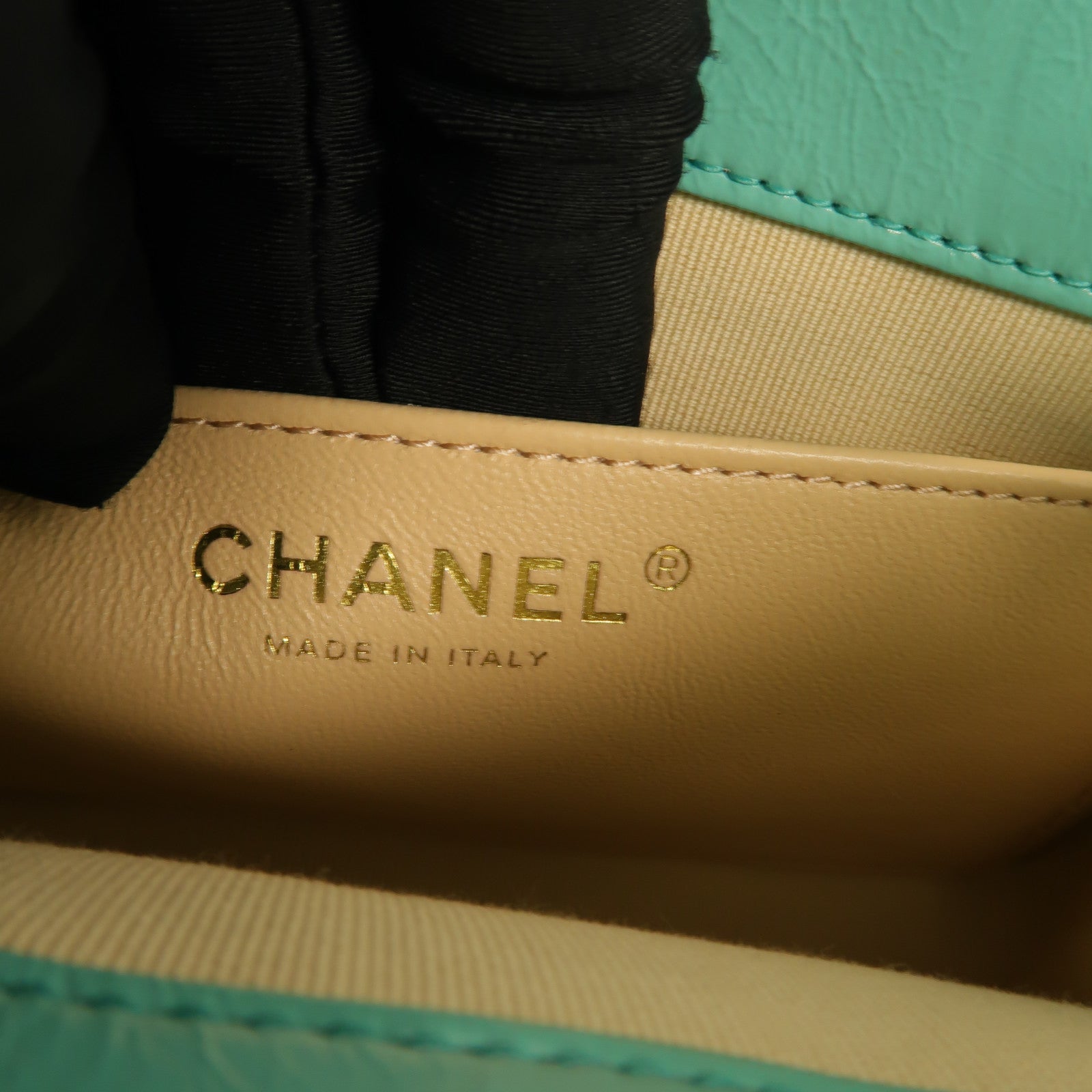 CHANEL 牛皮皮革Wavy CC Hobo鏈帶肩背袋