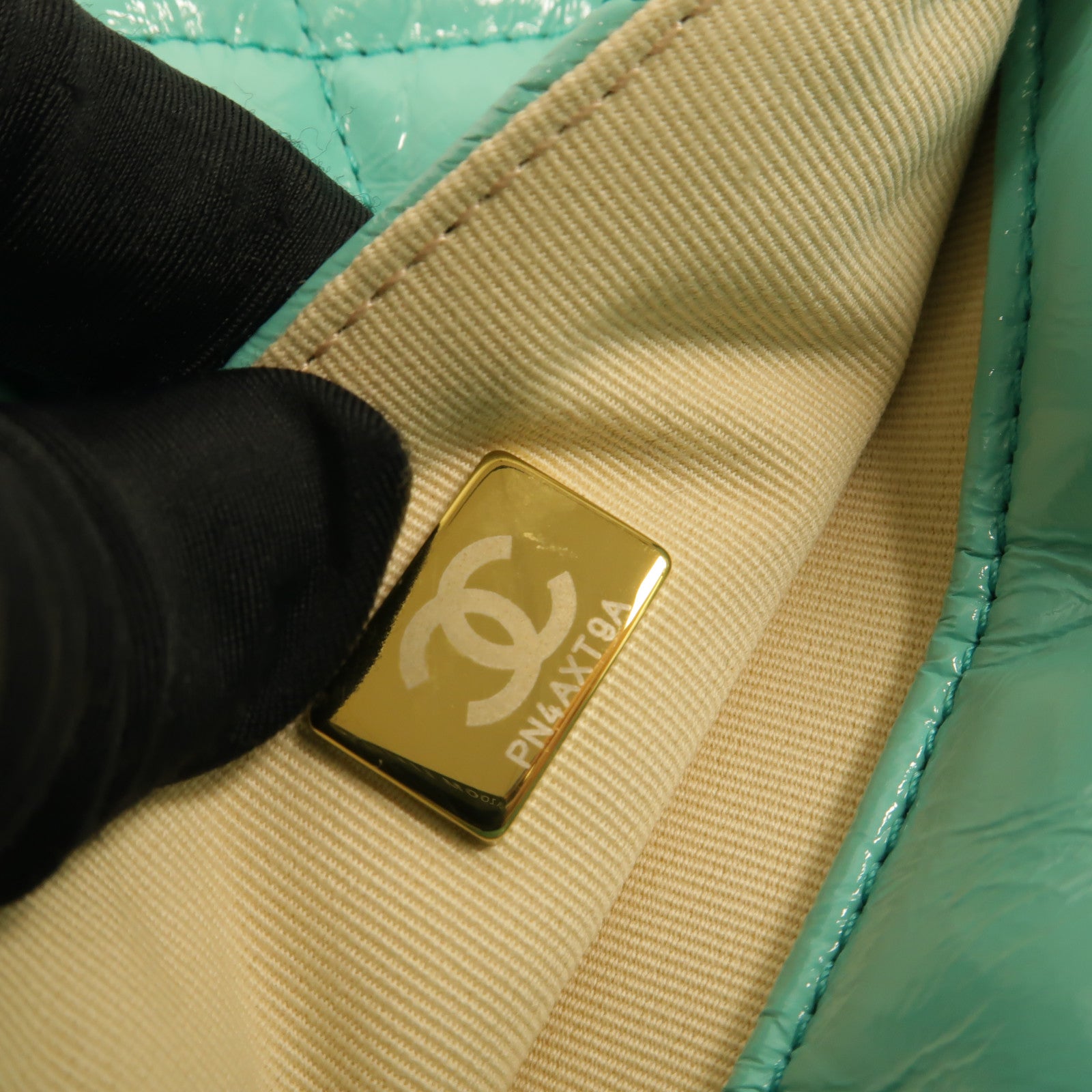 CHANEL 牛皮皮革Wavy CC Hobo鏈帶肩背袋