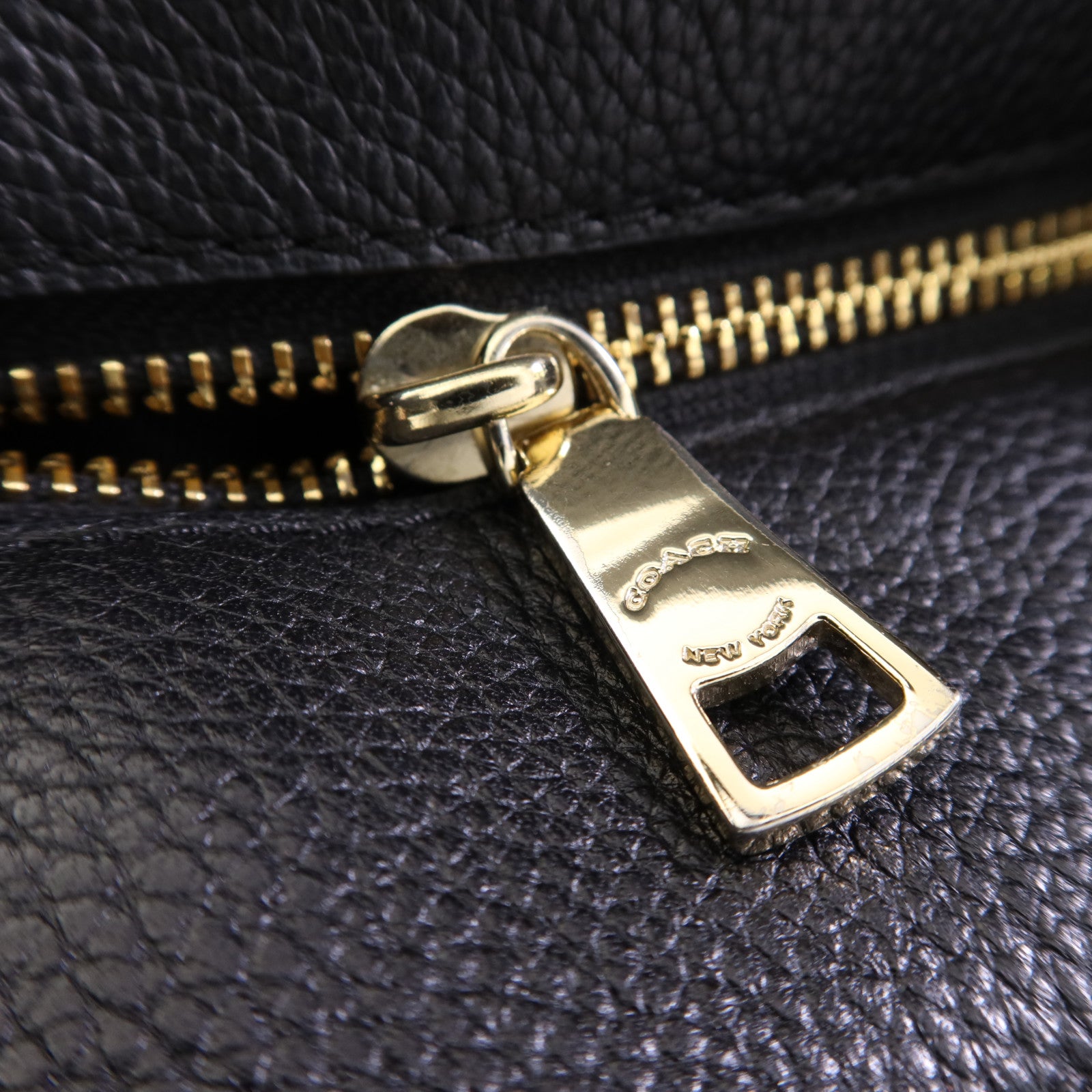 COACH 牛皮皮革Shoulder Bag金扣肩背袋