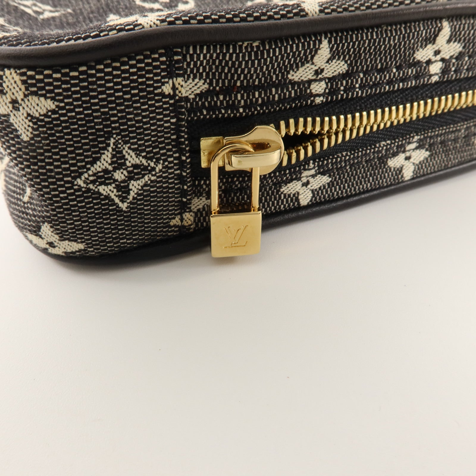LOUIS VUITTON Monogram Mini Digital Camera Case Pouch金扣肩背袋