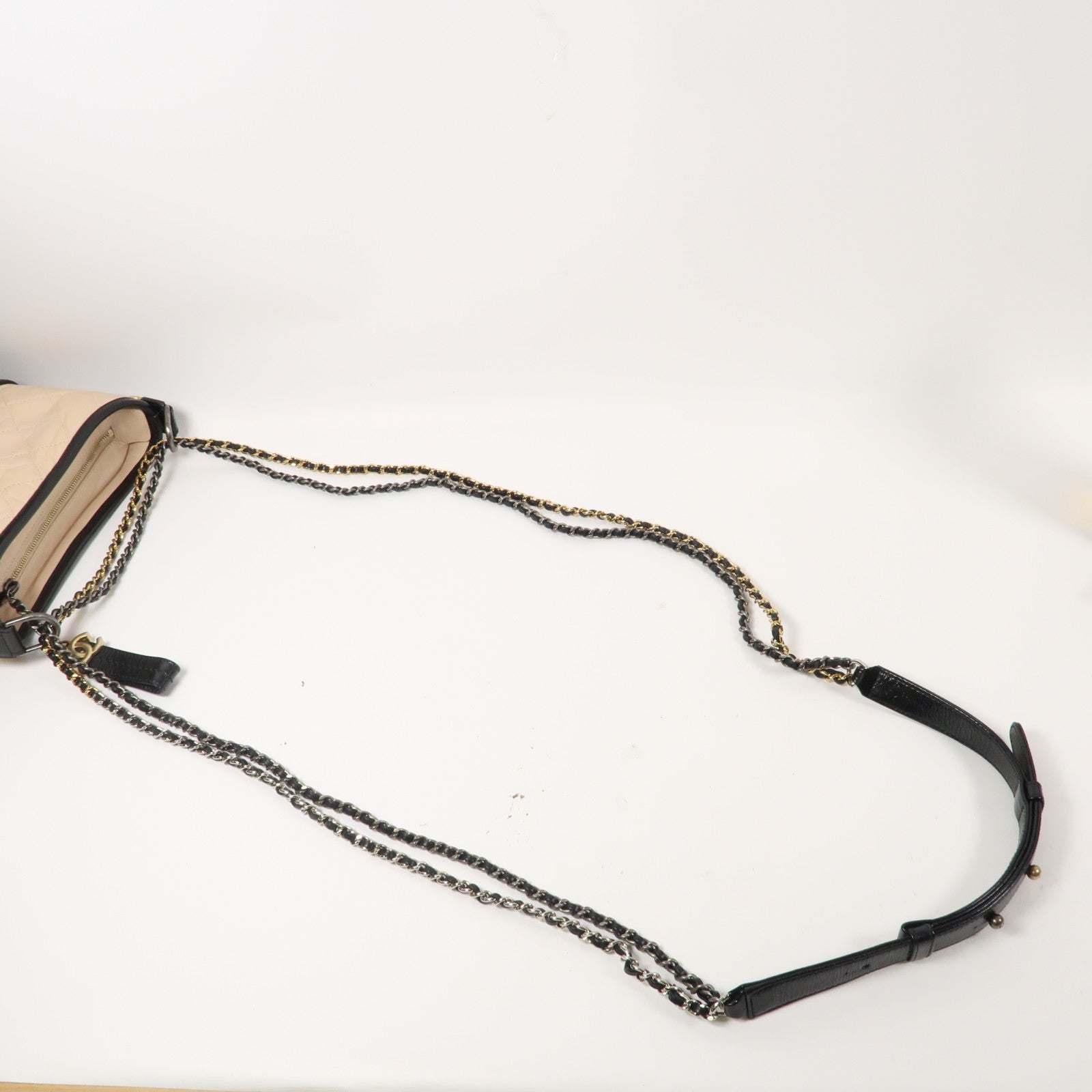 CHANEL 【激減優惠】菱格Aged Calf皮革Small Gabrielle金扣鏈帶肩背袋米色/黑色