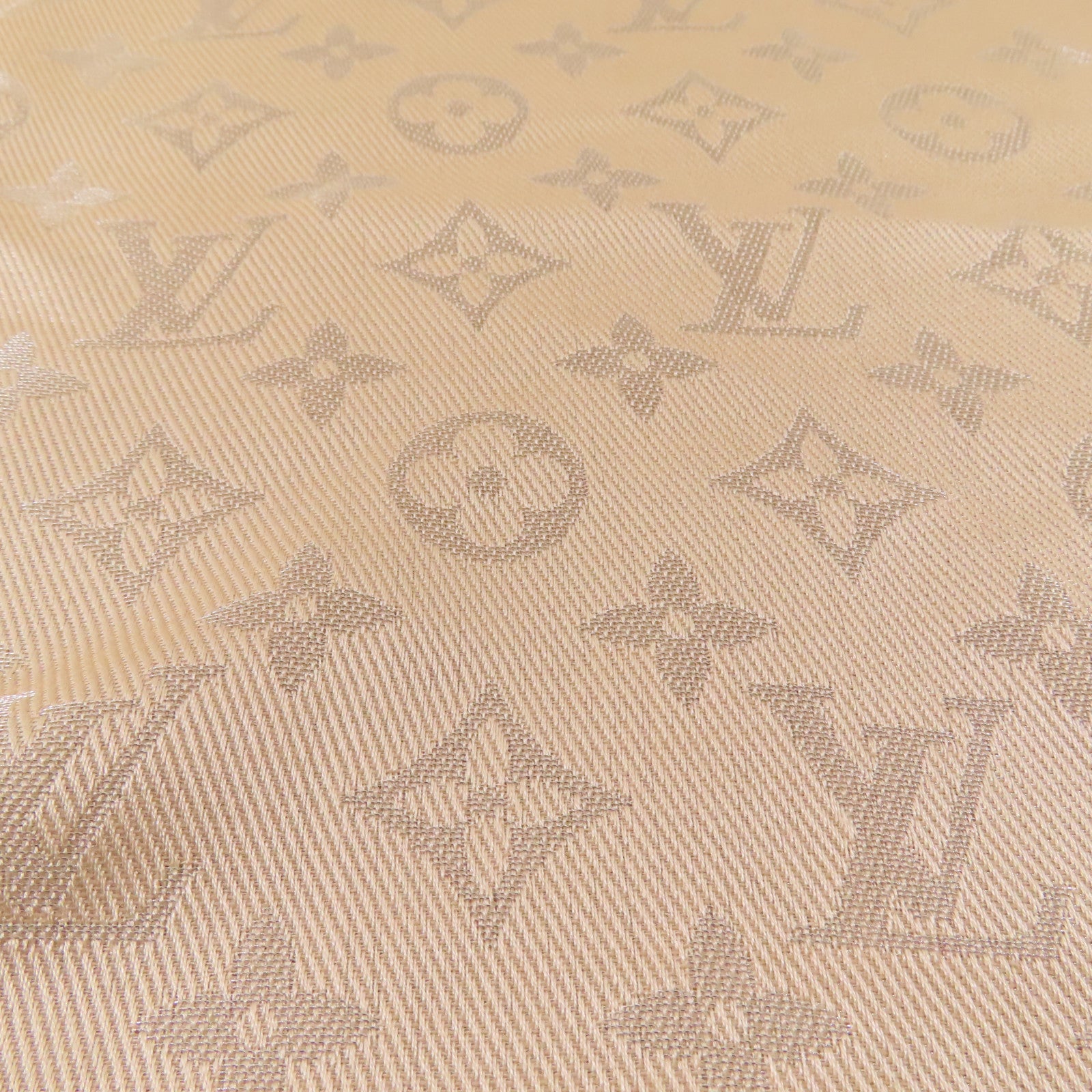LOUIS VUITTON 絲質/Viscose Lock And Go Shine Scarf絲巾米色