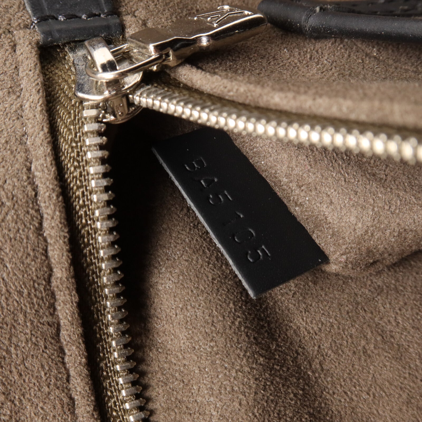 LOUIS VUITTON Epi Porte-Documents Voyage公事包