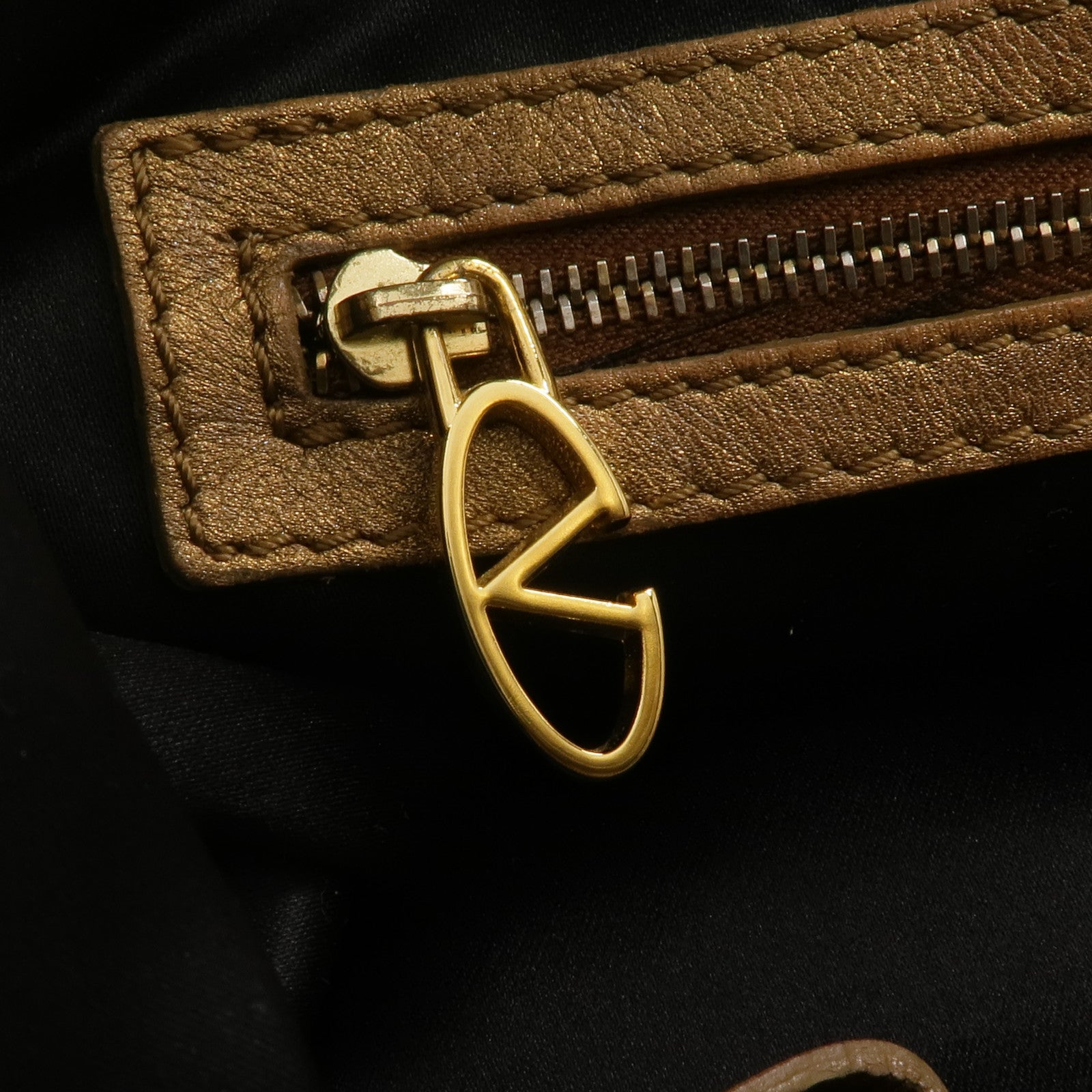 Valentino 羊皮皮革Shoulder Bag金扣肩背袋