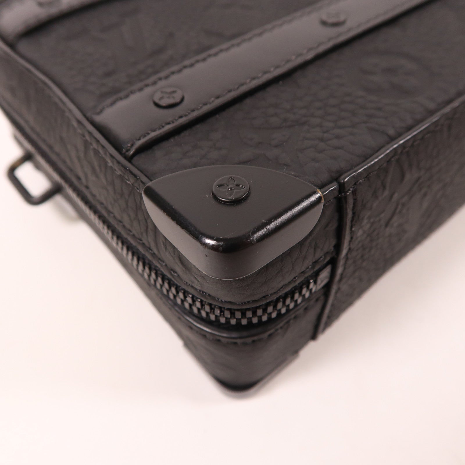 LOUIS VUITTON Taurillon Monogram Handle Soft Trunk肩背袋黑色