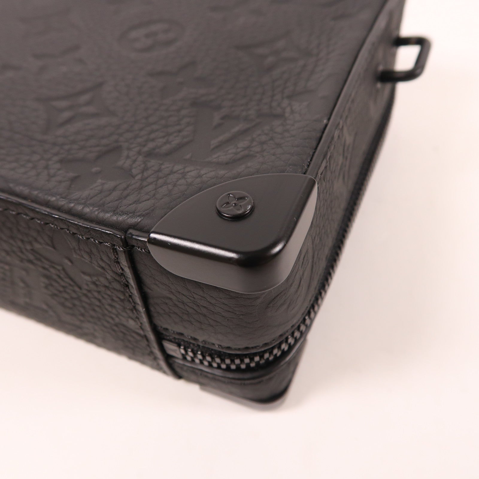 LOUIS VUITTON Taurillon Monogram Handle Soft Trunk肩背袋黑色