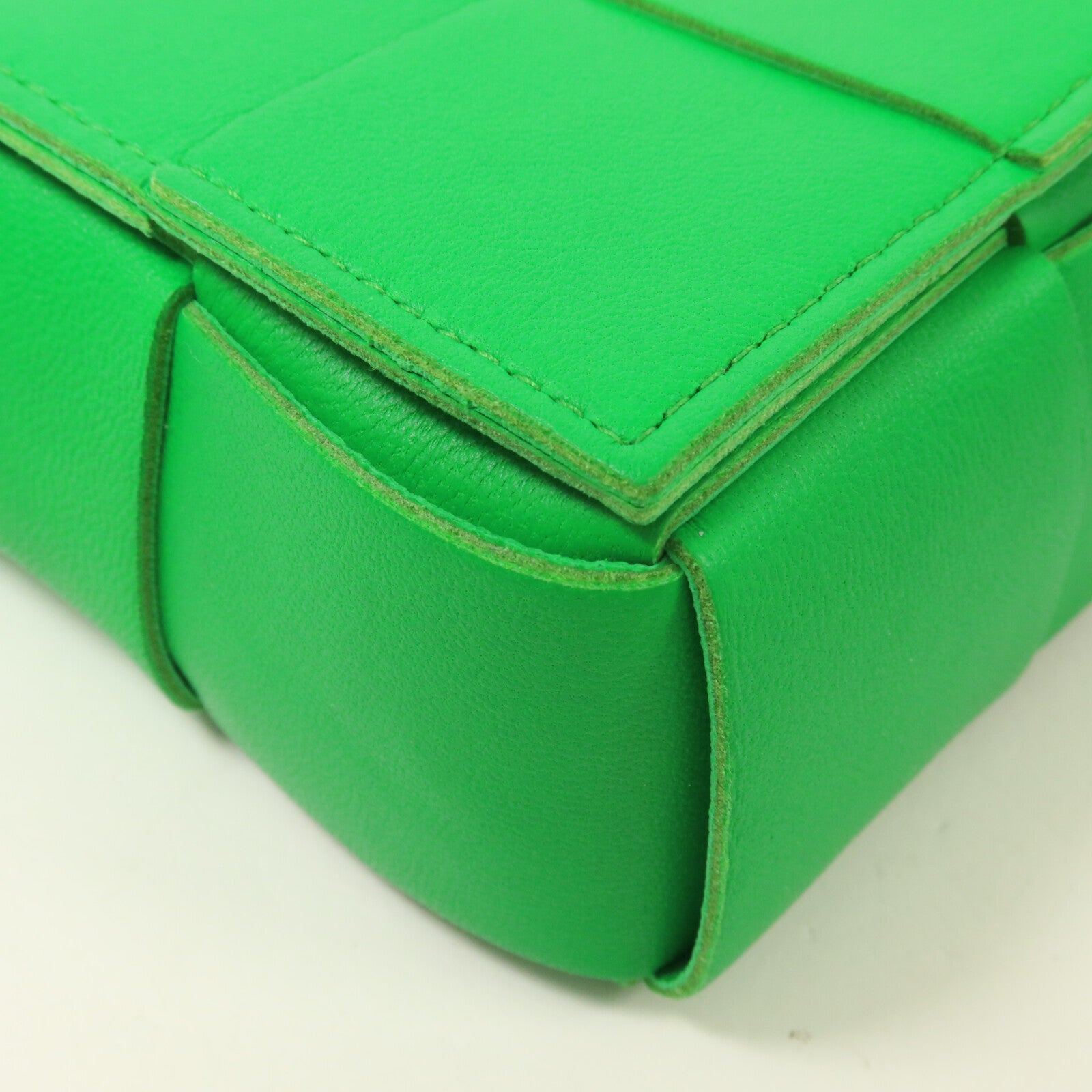 BOTTEGA VENETA 羊皮皮革Mini Cassette肩背袋