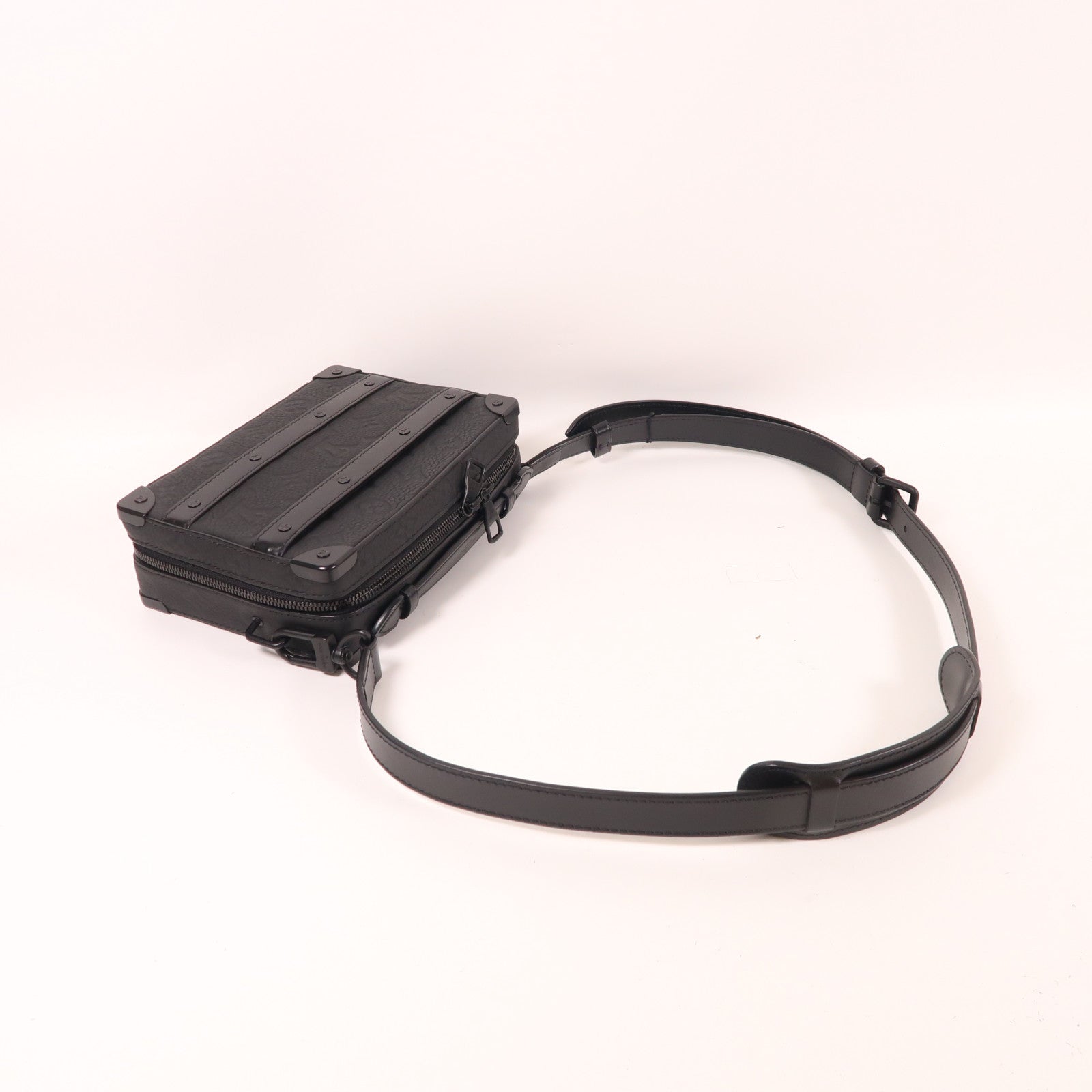 LOUIS VUITTON Taurillon Monogram Handle Soft Trunk肩背袋黑色