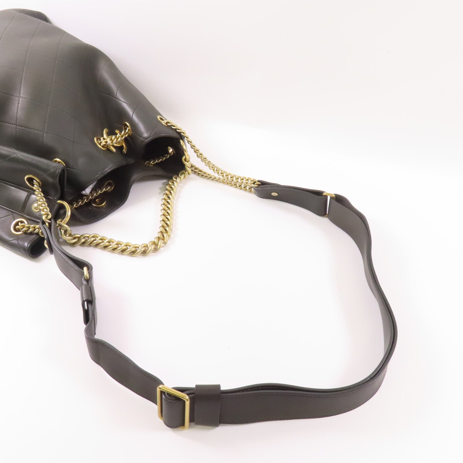 CHANEL 皮革Bucket Bag金扣肩背袋