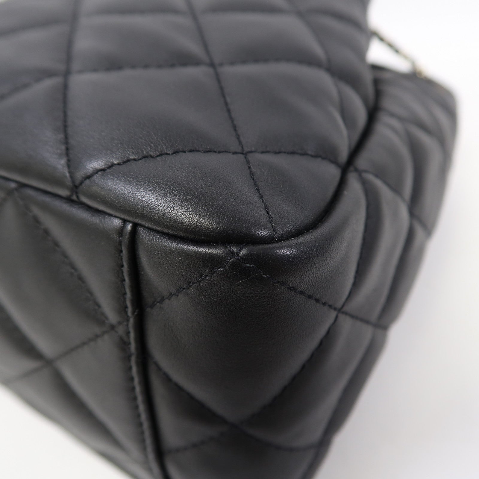 CHANEL 菱格牛皮皮革Bucket Bag金扣鏈帶肩背袋黑色