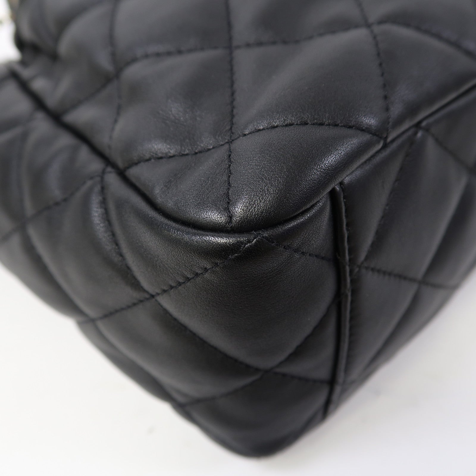 CHANEL 菱格牛皮皮革Bucket Bag金扣鏈帶肩背袋黑色