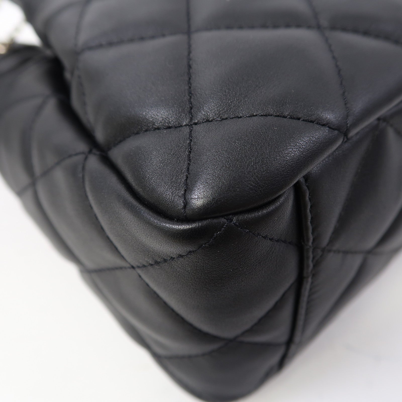 CHANEL 菱格牛皮皮革Bucket Bag金扣鏈帶肩背袋黑色