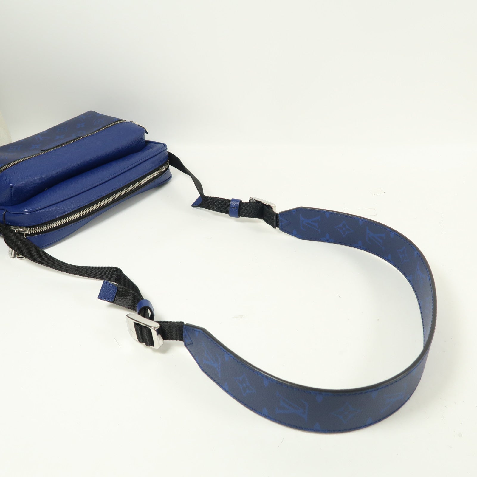 LOUIS VUITTON 【激減優惠】Taiga/Monogram Outdoor Messenger肩背袋