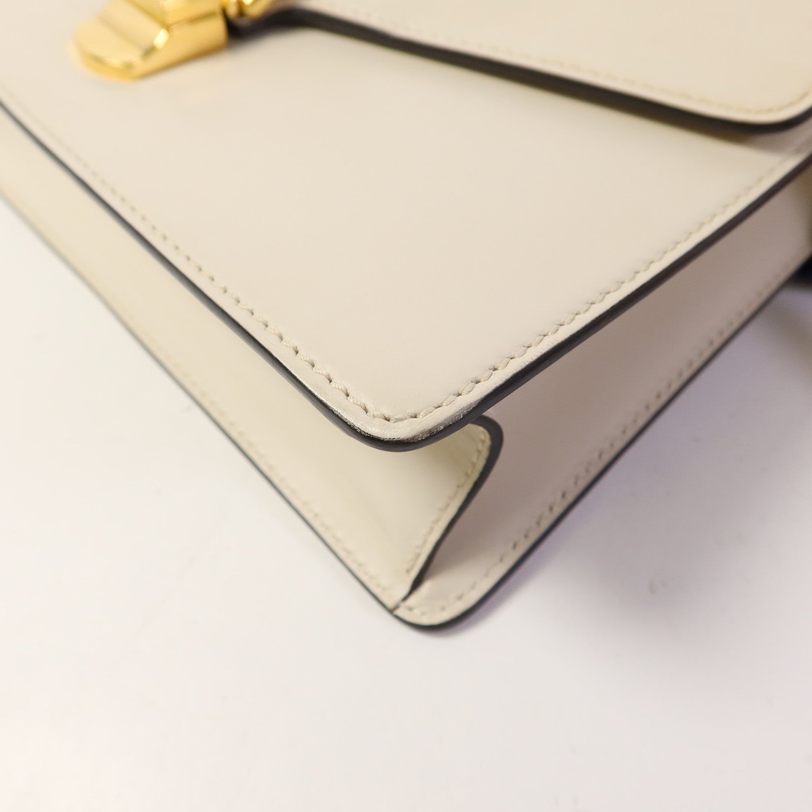 GUCCI 牛皮皮革Sylvie金扣肩背袋