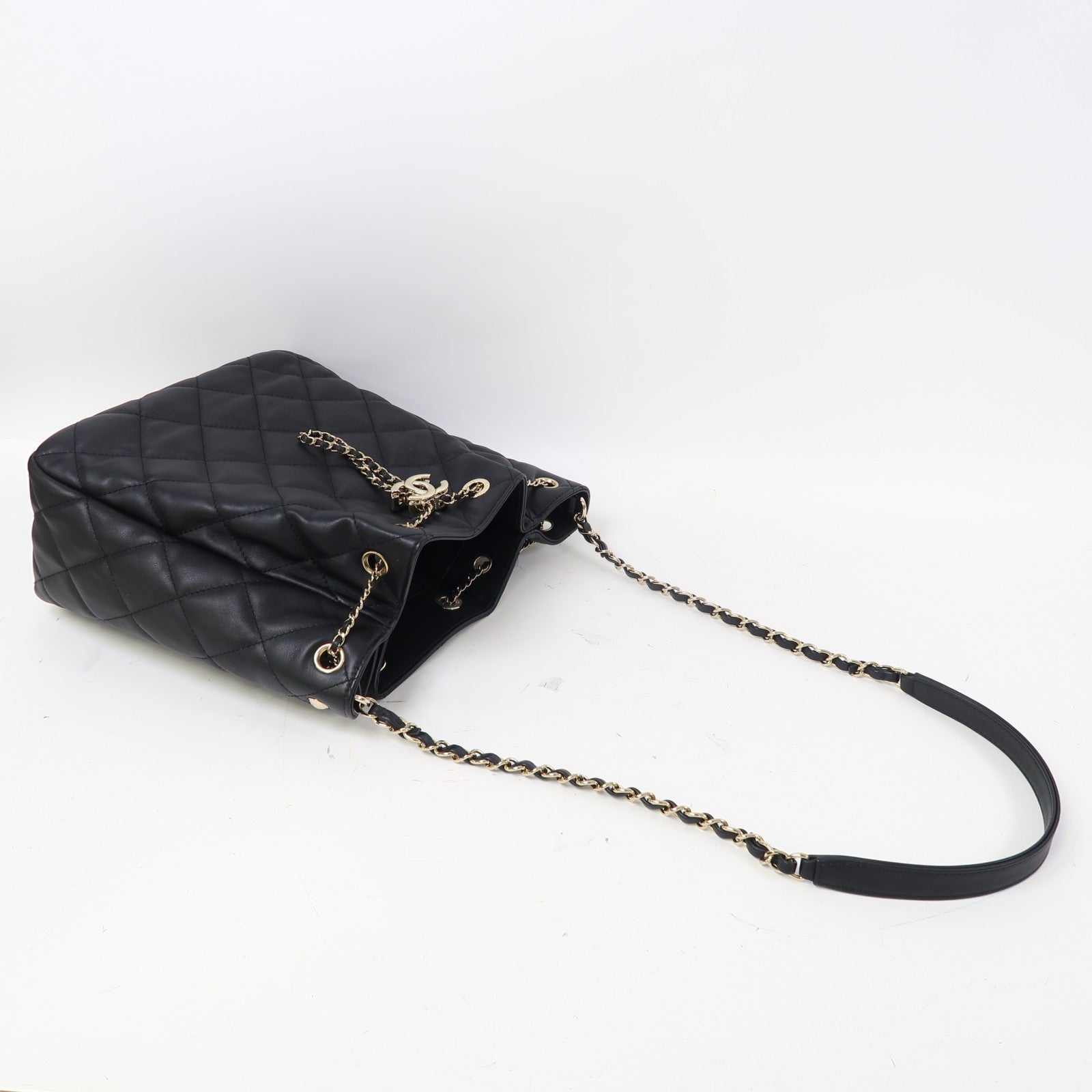 CHANEL 菱格牛皮皮革Bucket Bag金扣鏈帶肩背袋黑色